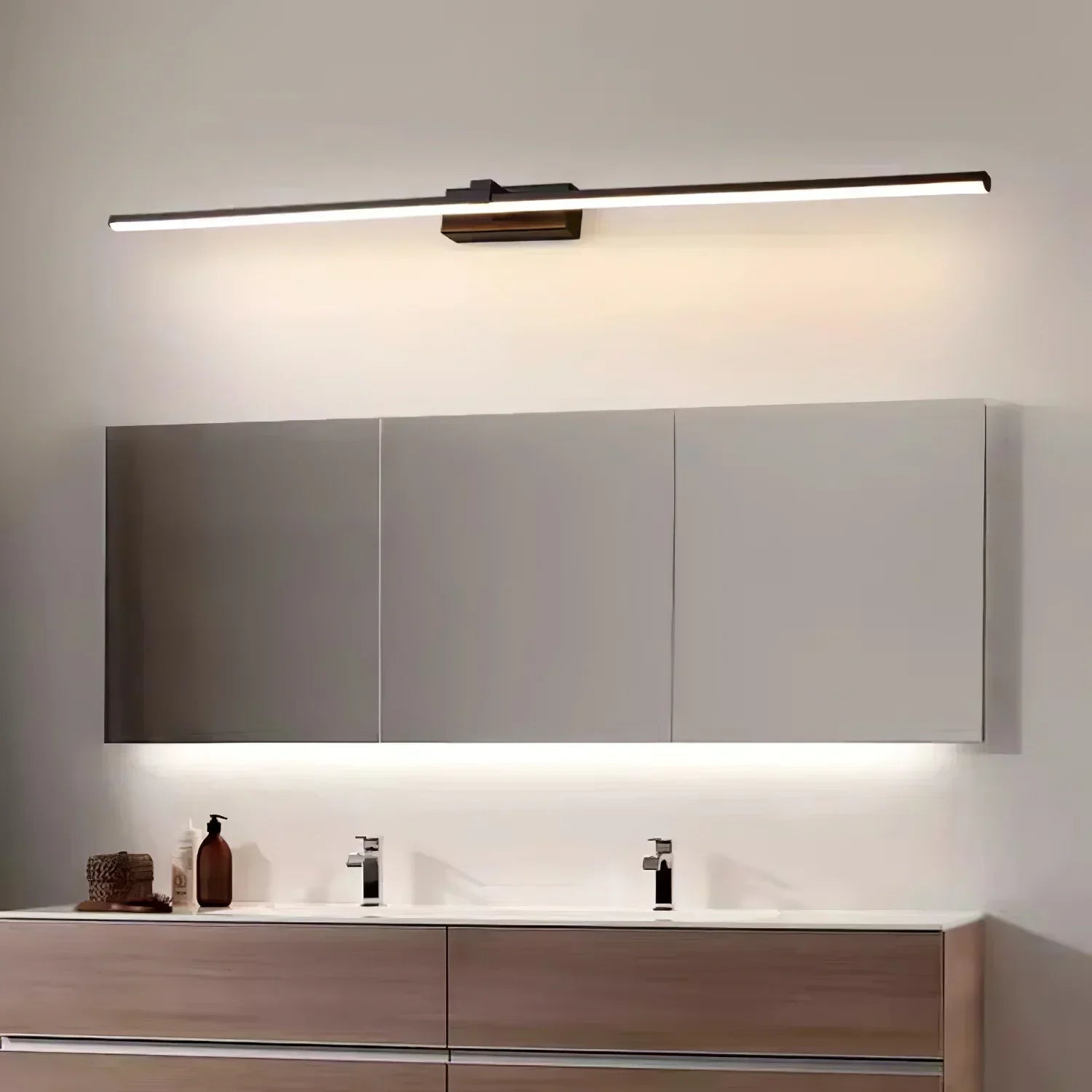 Luminara – lineární zrcadlové světlo pro toaletní stolek