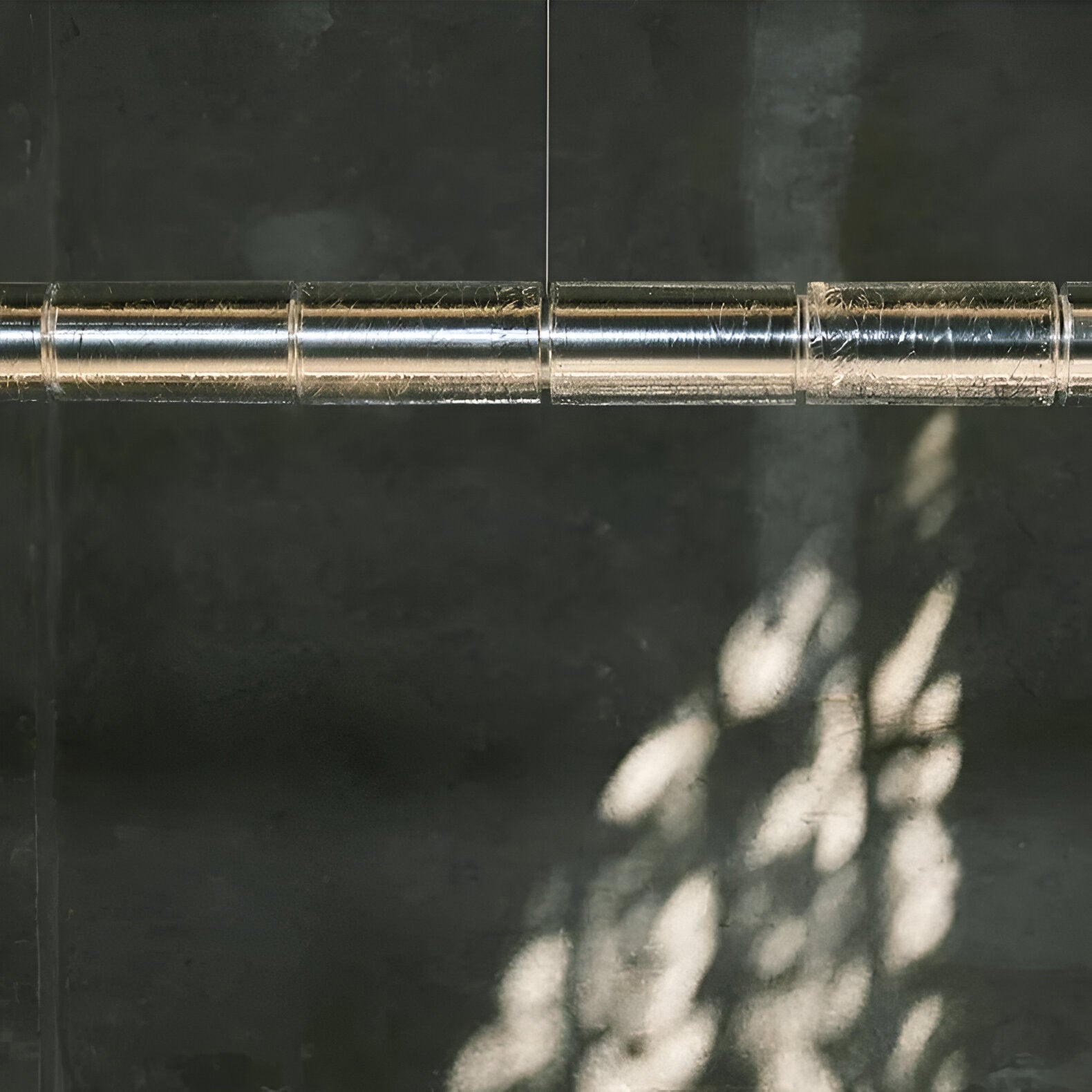 Revion – závěsná lampa z nordického hliníku se skleněným stínidlem