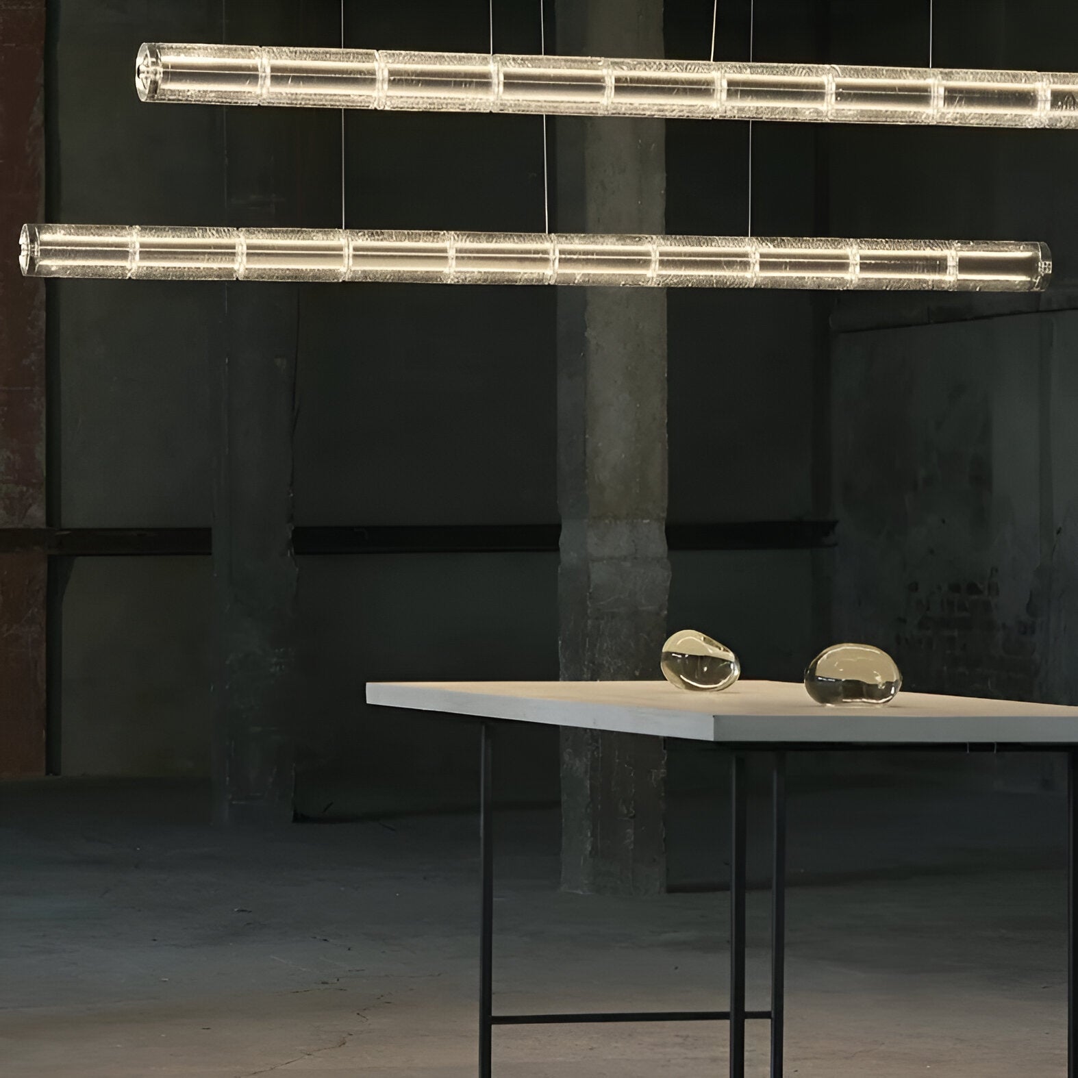 Revion – závěsná lampa z nordického hliníku se skleněným stínidlem