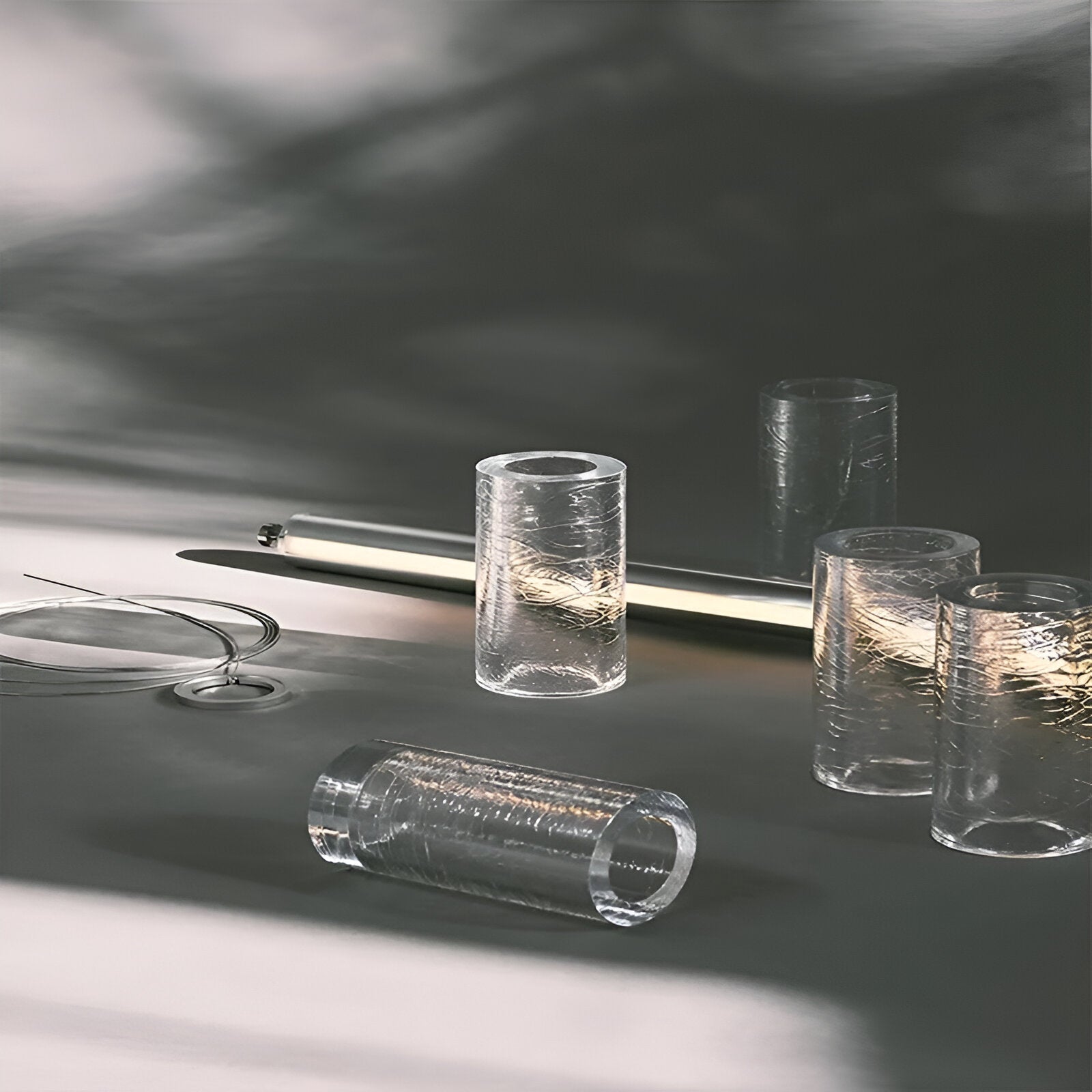 Revion – závěsná lampa z nordického hliníku se skleněným stínidlem