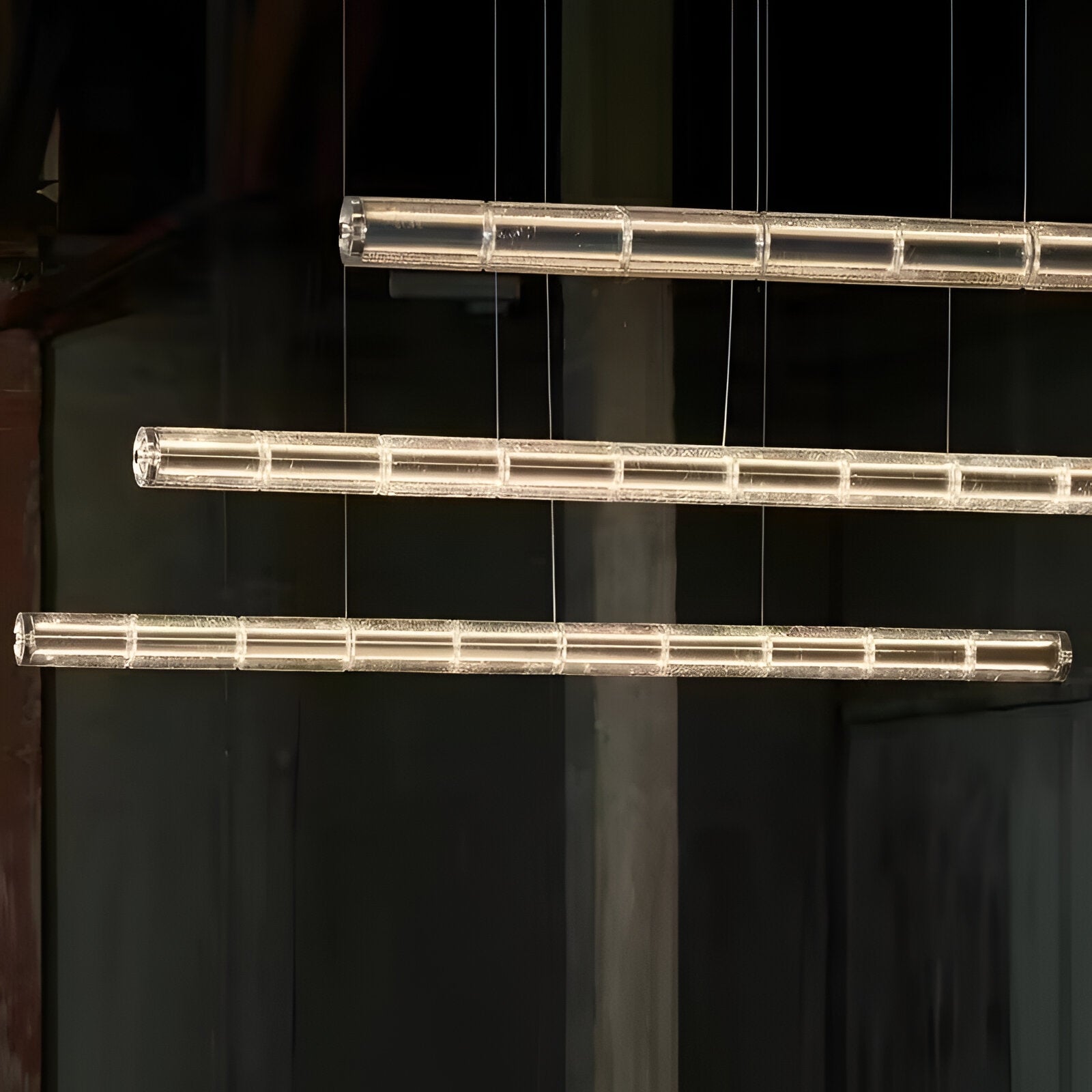 Revion – závěsná lampa z nordického hliníku se skleněným stínidlem