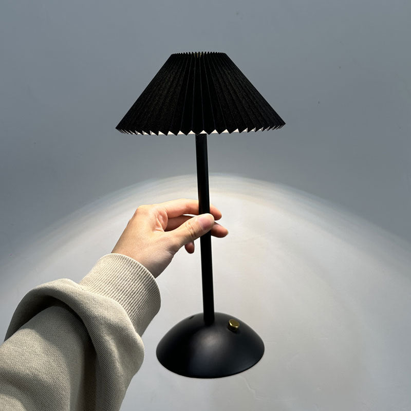 Lunvra - Lampada da tavolo con paralume conico in ottone