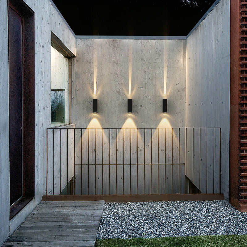 Korvix - Moderní vodotěsné obdélníkové venkovní nástěnné světlo s LED a krytím IP65