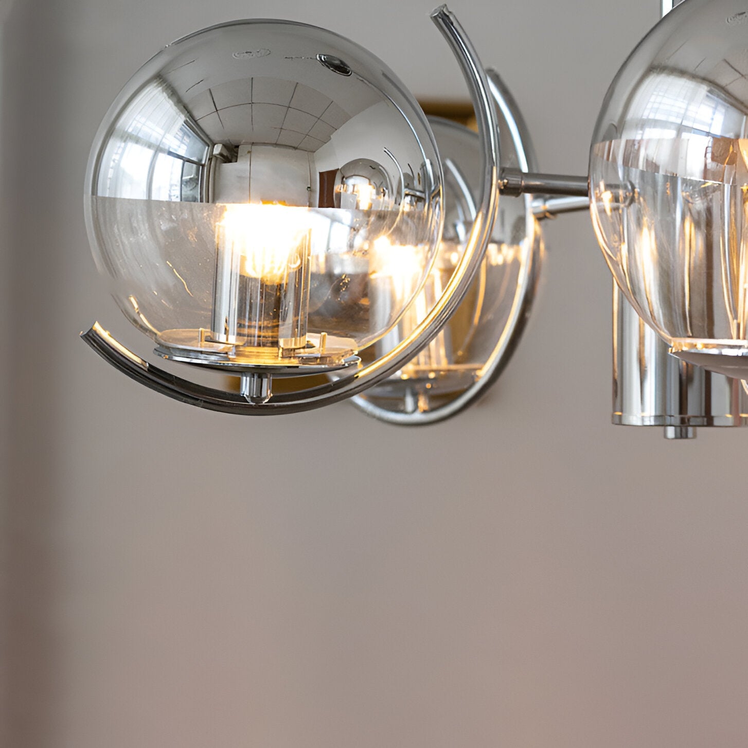 Chromeva- Lampadario rotondo in vetro cromato dallo stile retrò