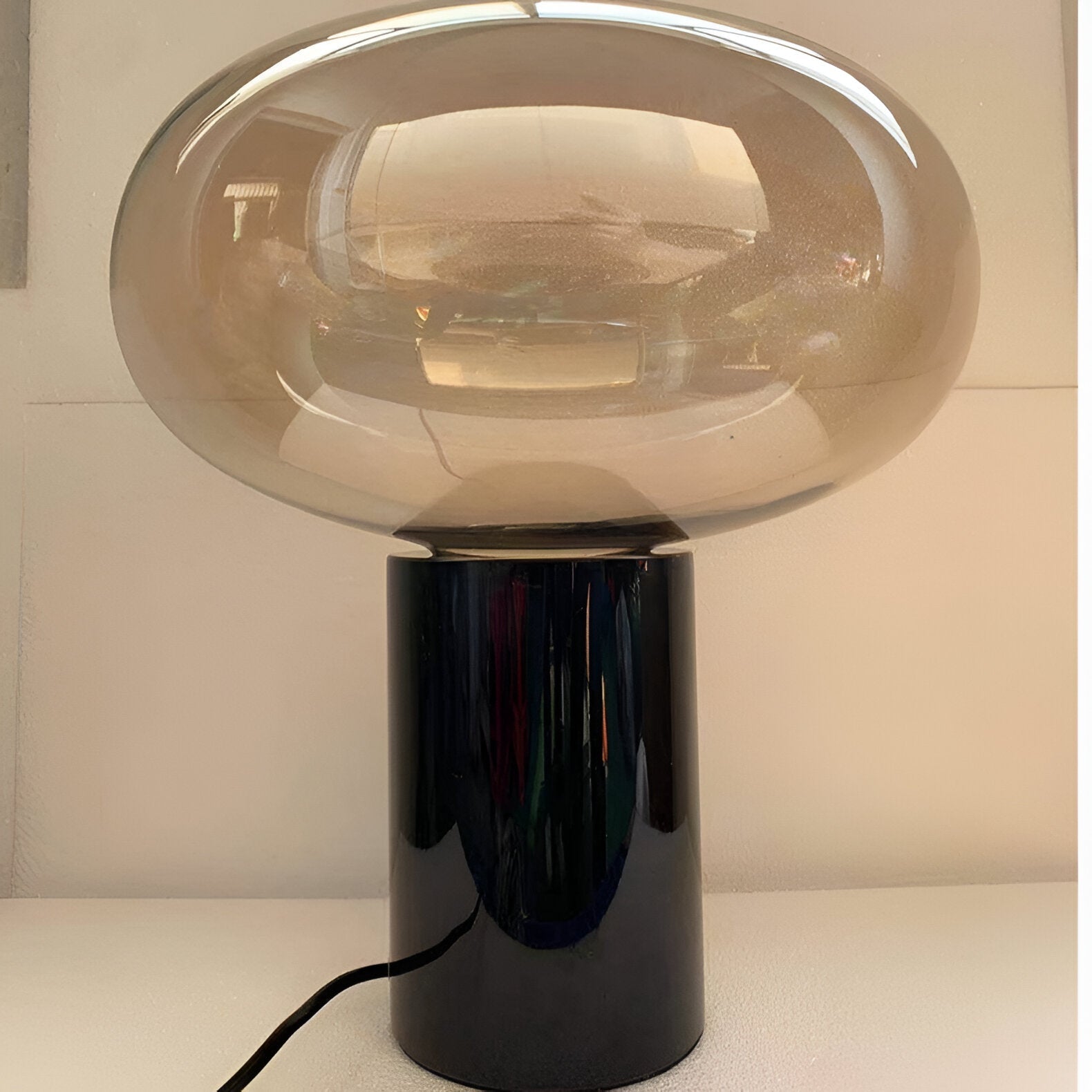 Caelith - Glasbordlampe med retro marmorfod