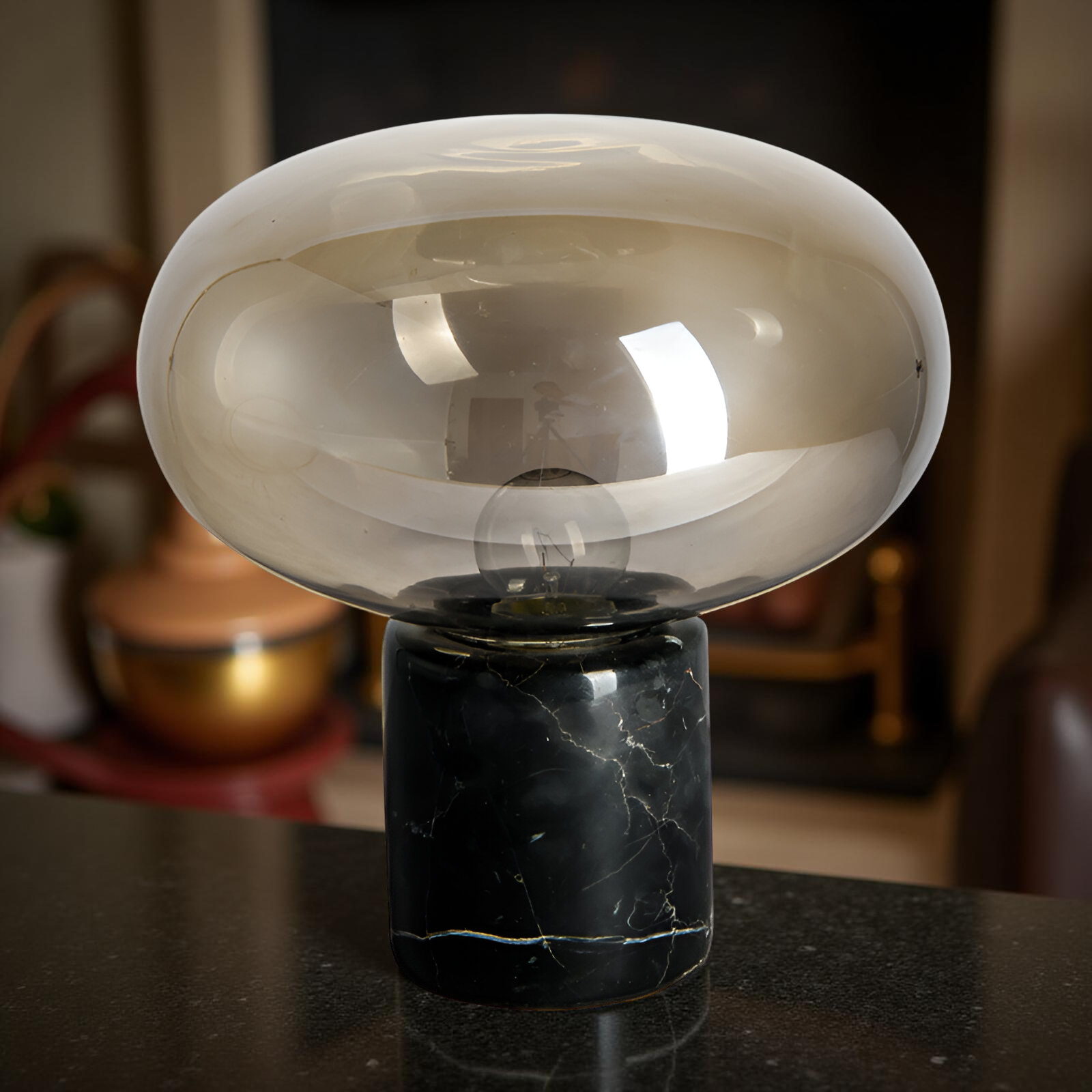 Caelith - Glasbordlampe med retro marmorfod