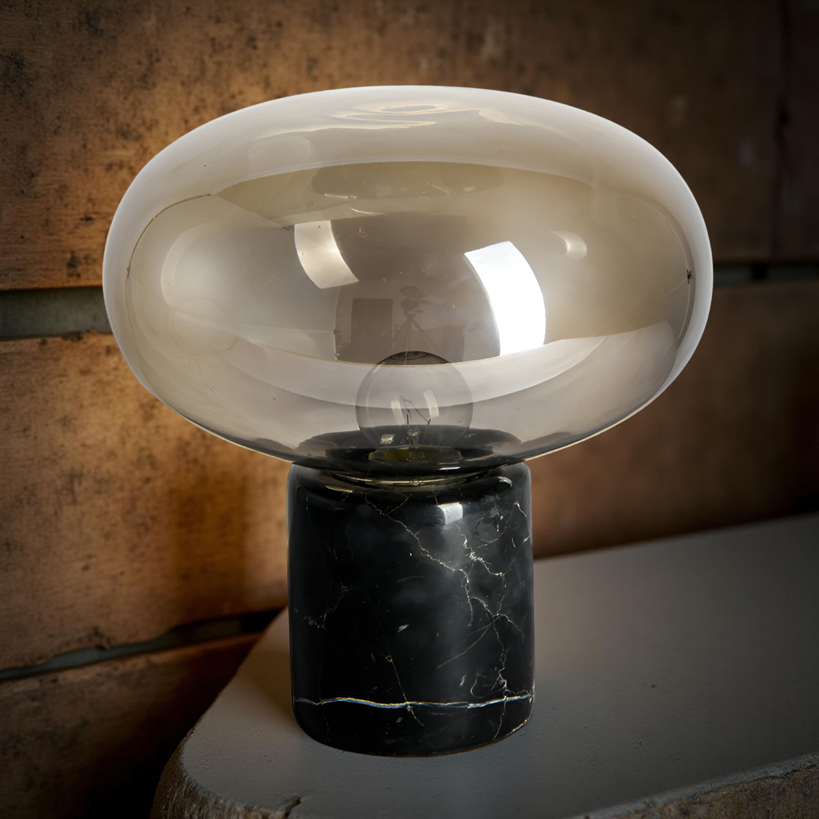 Caelith - Glasbordlampe med retro marmorfod