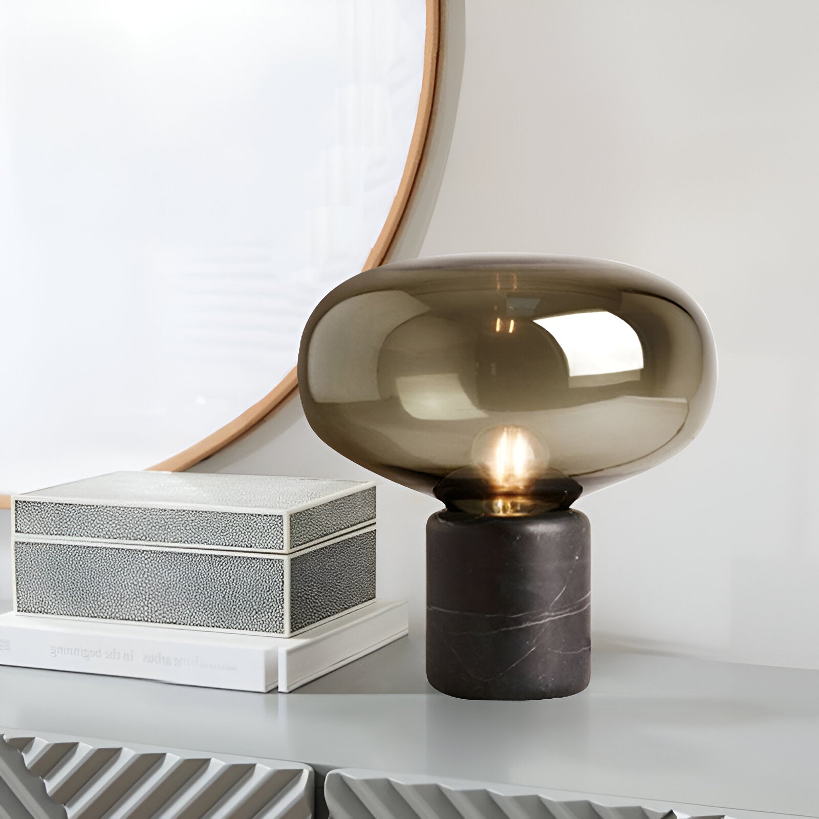 Caelith - Glasbordlampe med retro marmorfod