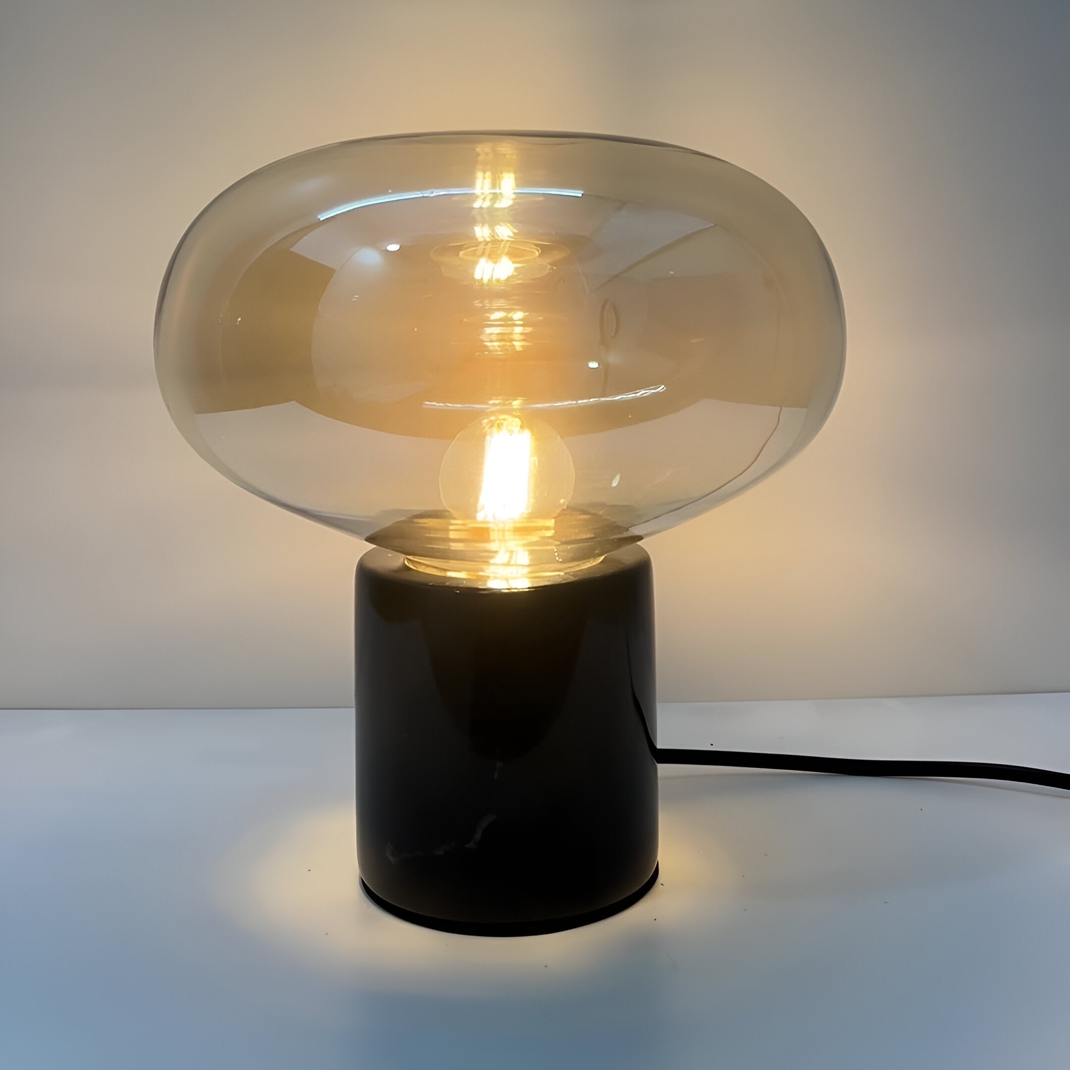 Caelith - Glasbordlampe med retro marmorfod