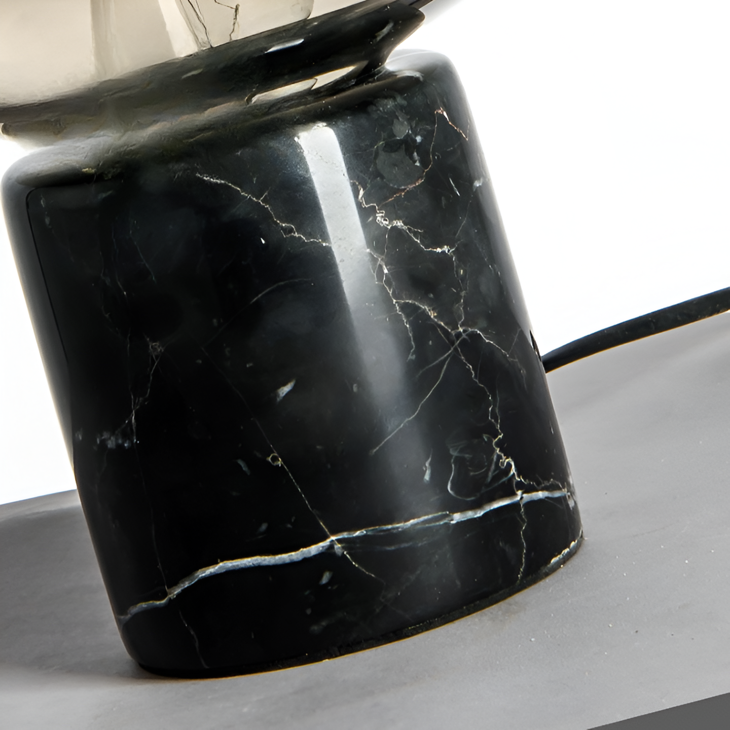 Caelith - Glasbordlampe med retro marmorfod