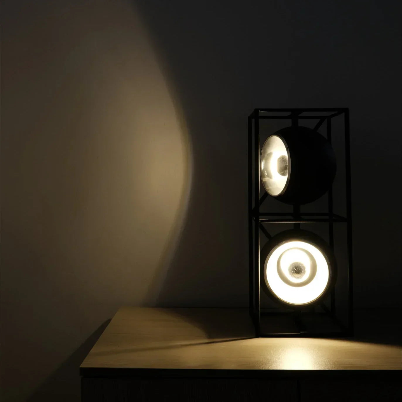 Nuvira – Lámpara de pie moderna y minimalista