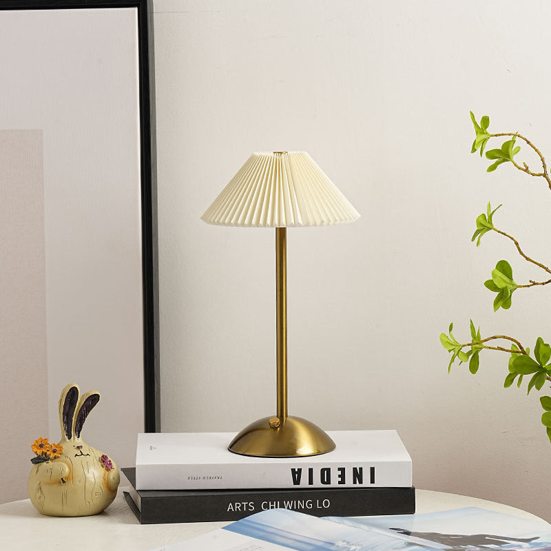 Lunvra - Lampada da tavolo con paralume conico in ottone