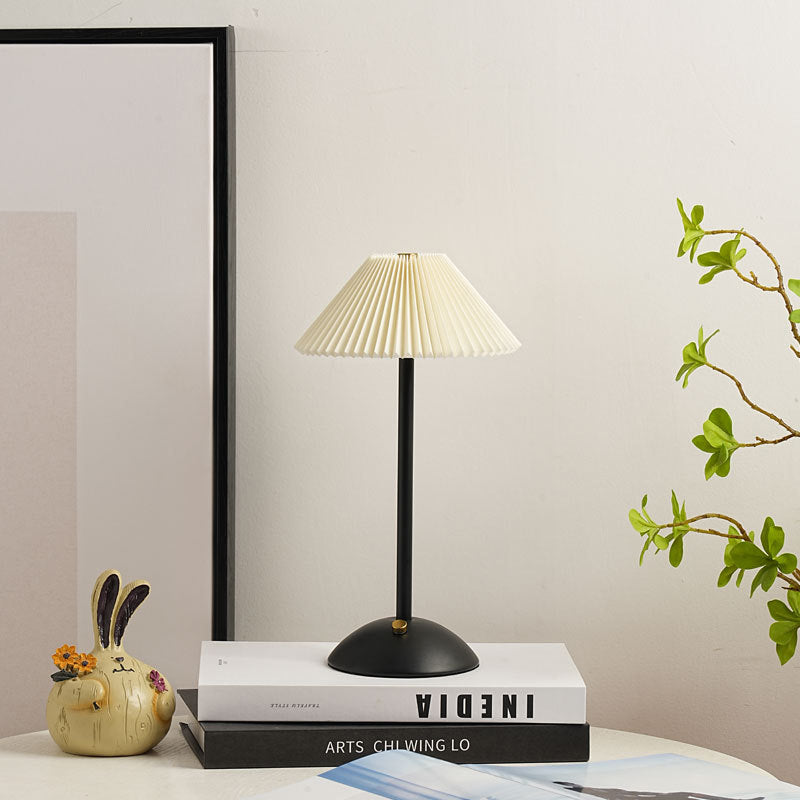 Lunvra - Lampada da tavolo con paralume conico in ottone