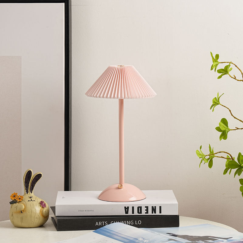 Lunvra - Lampada da tavolo con paralume conico in ottone