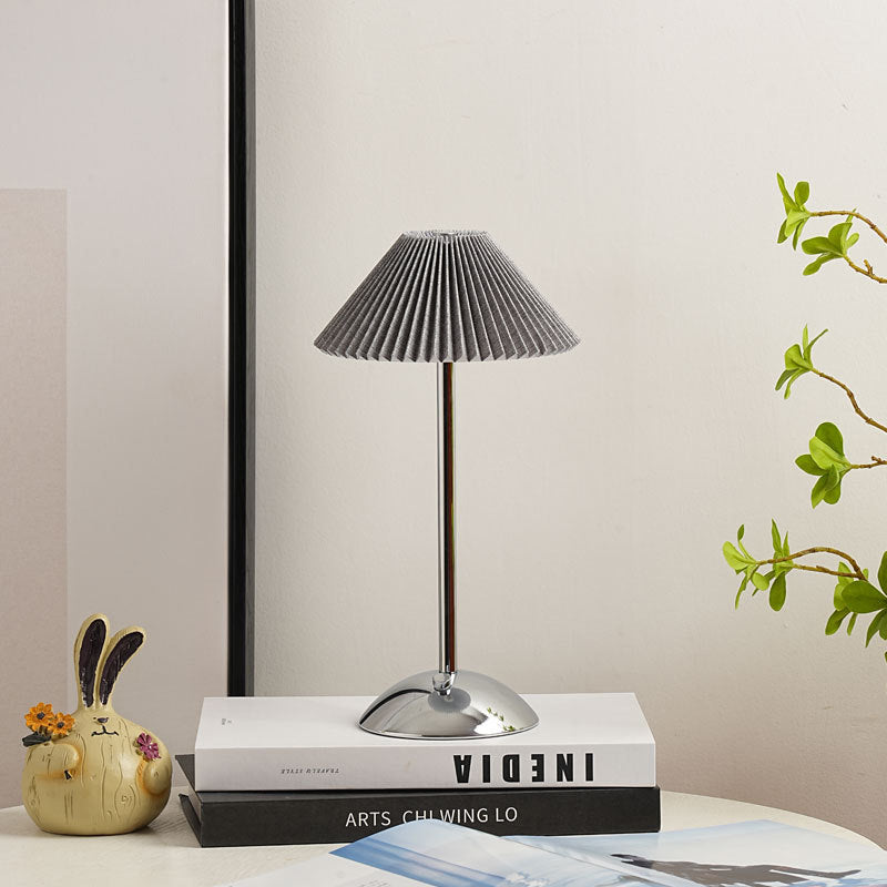 Lunvra - Lampada da tavolo con paralume conico in ottone