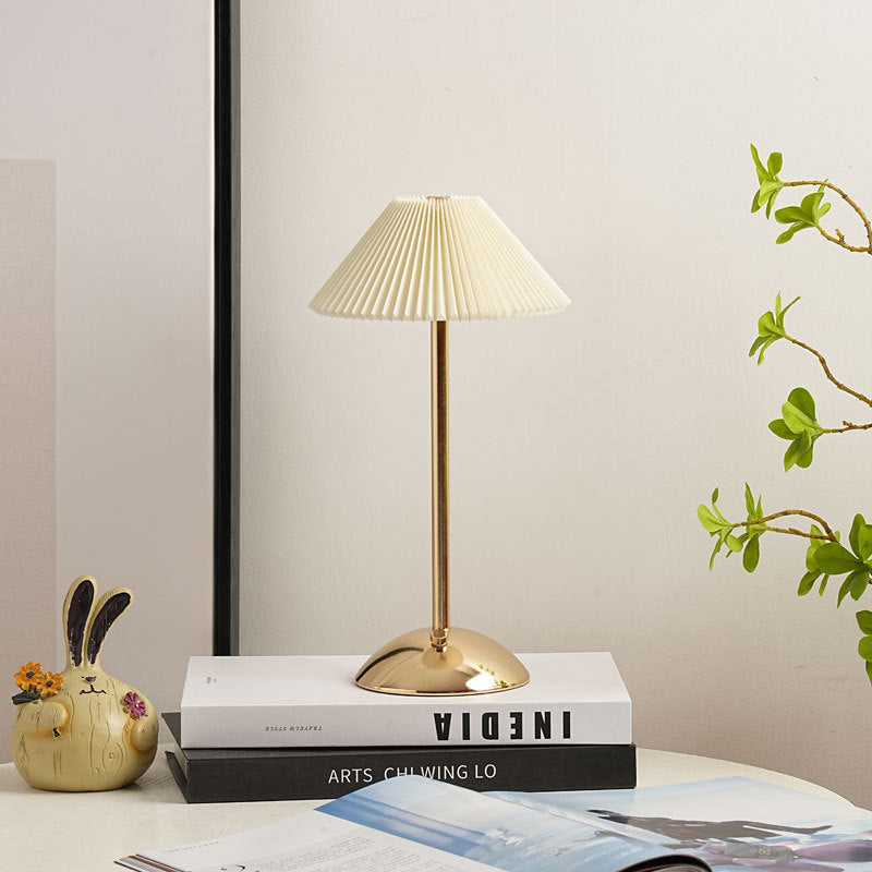 Lunvra - Lampada da tavolo con paralume conico in ottone