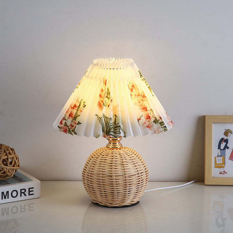 Aurevynn - Rattanstof Konisk LED Bordlampe