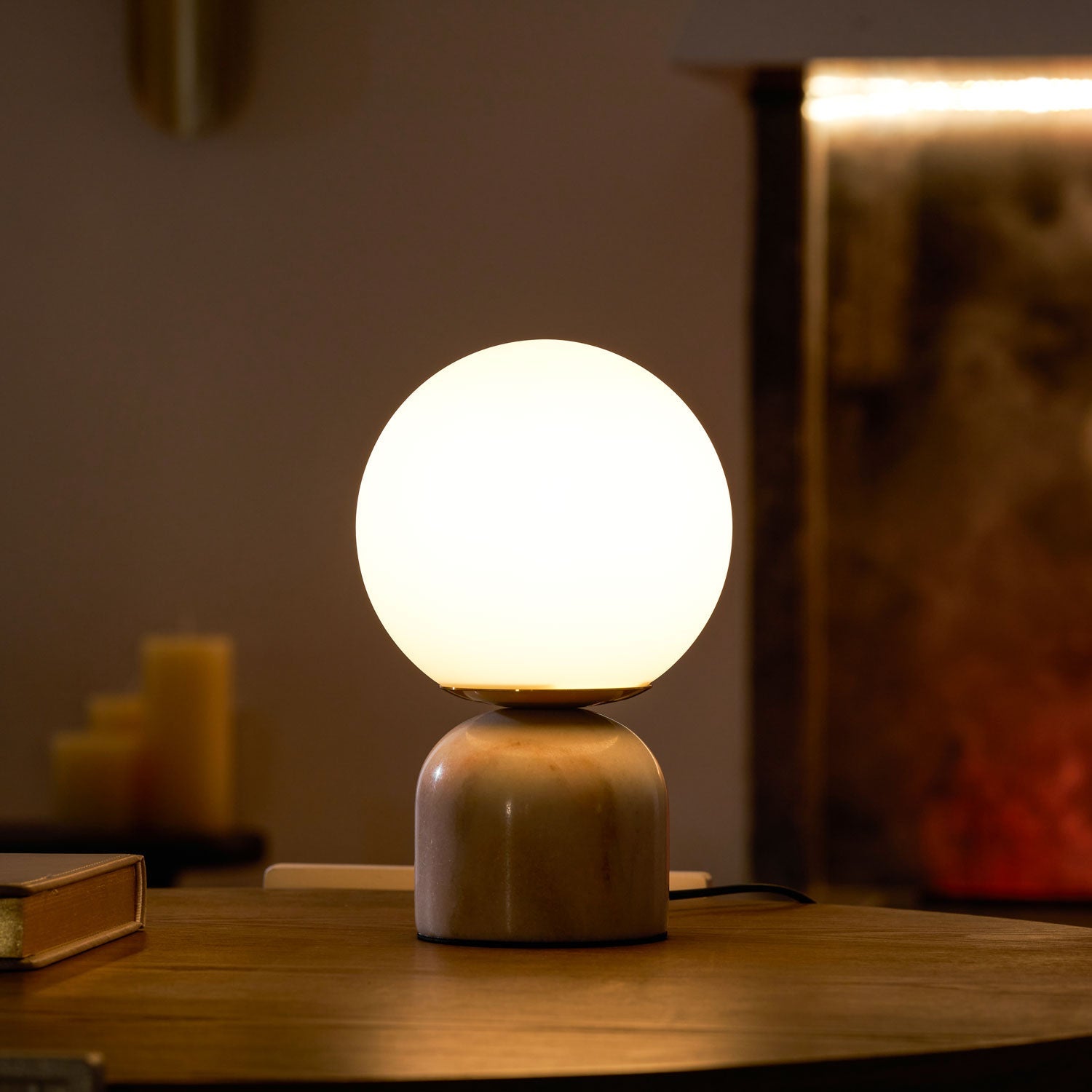 Dirella - Lampada da tavolo sferica in marmo contemporanea