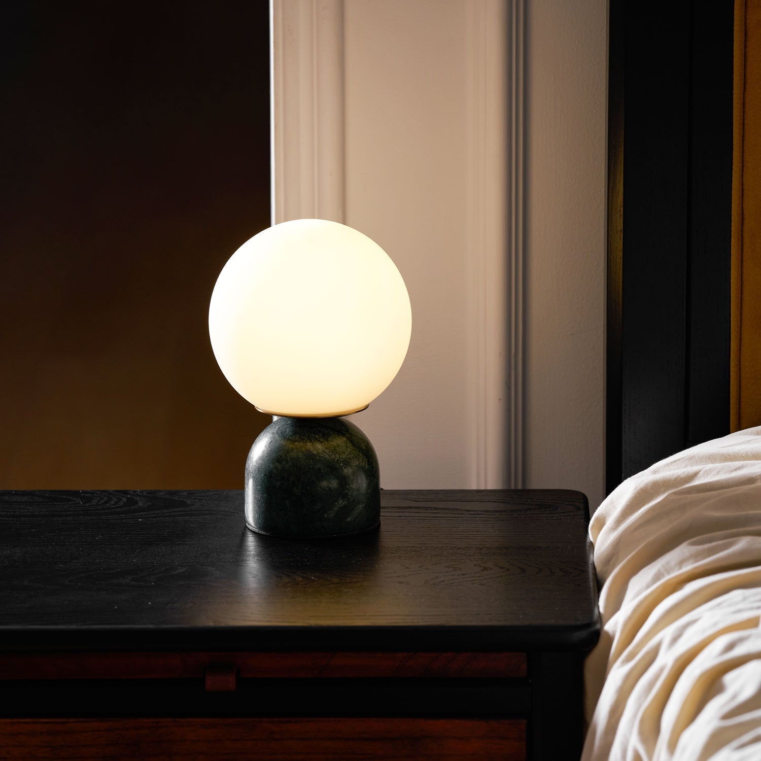 Dirella - Lampada da tavolo sferica in marmo contemporanea