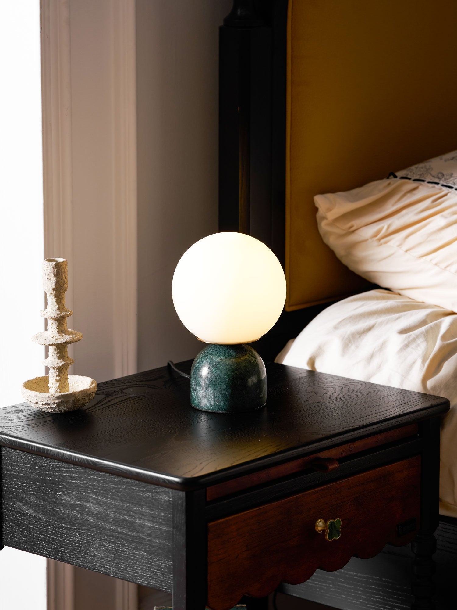 Dirella - Lampada da tavolo sferica in marmo contemporanea
