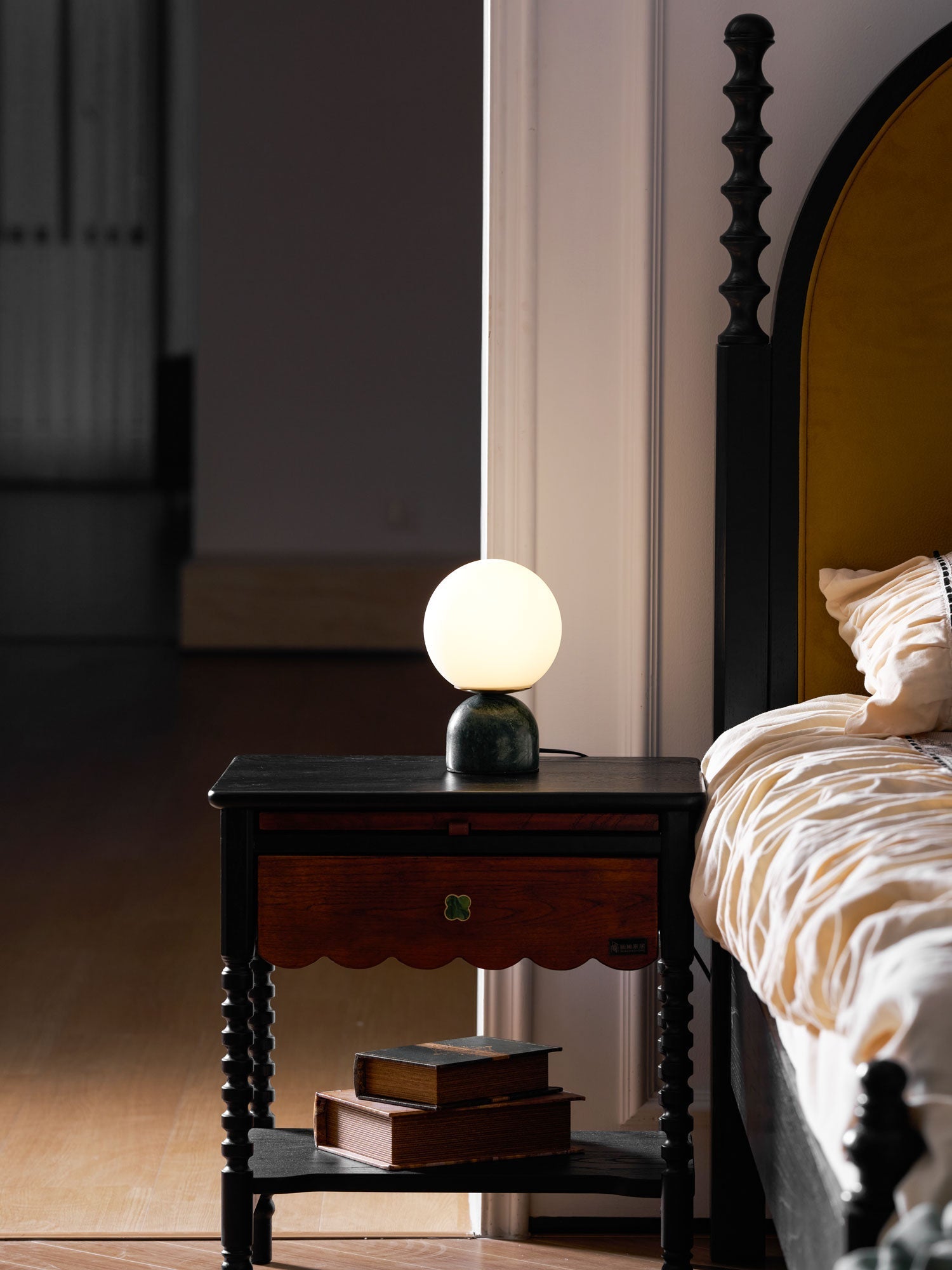 Dirella - Lampada da tavolo sferica in marmo contemporanea