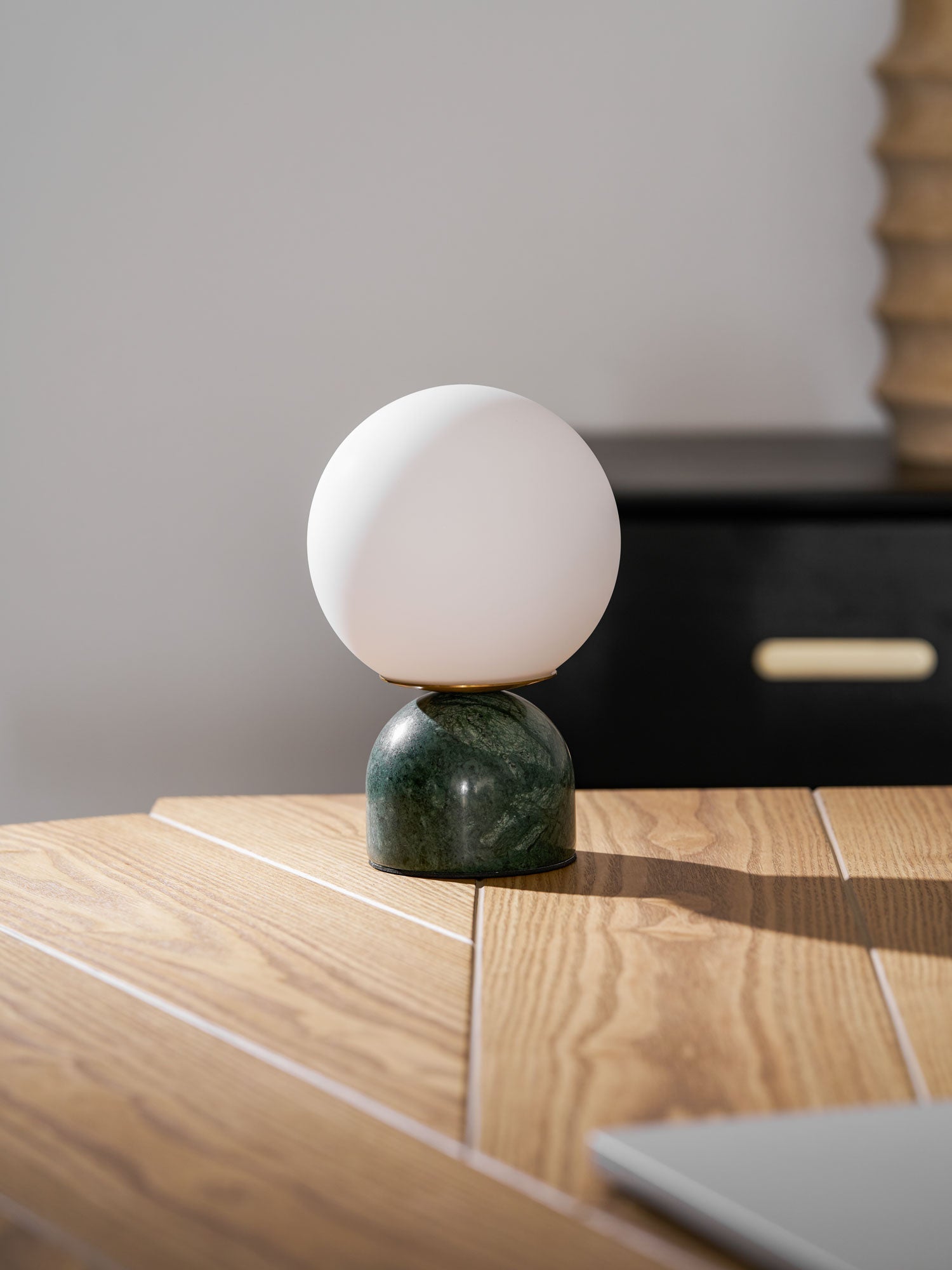 Dirella - Lampada da tavolo sferica in marmo contemporanea