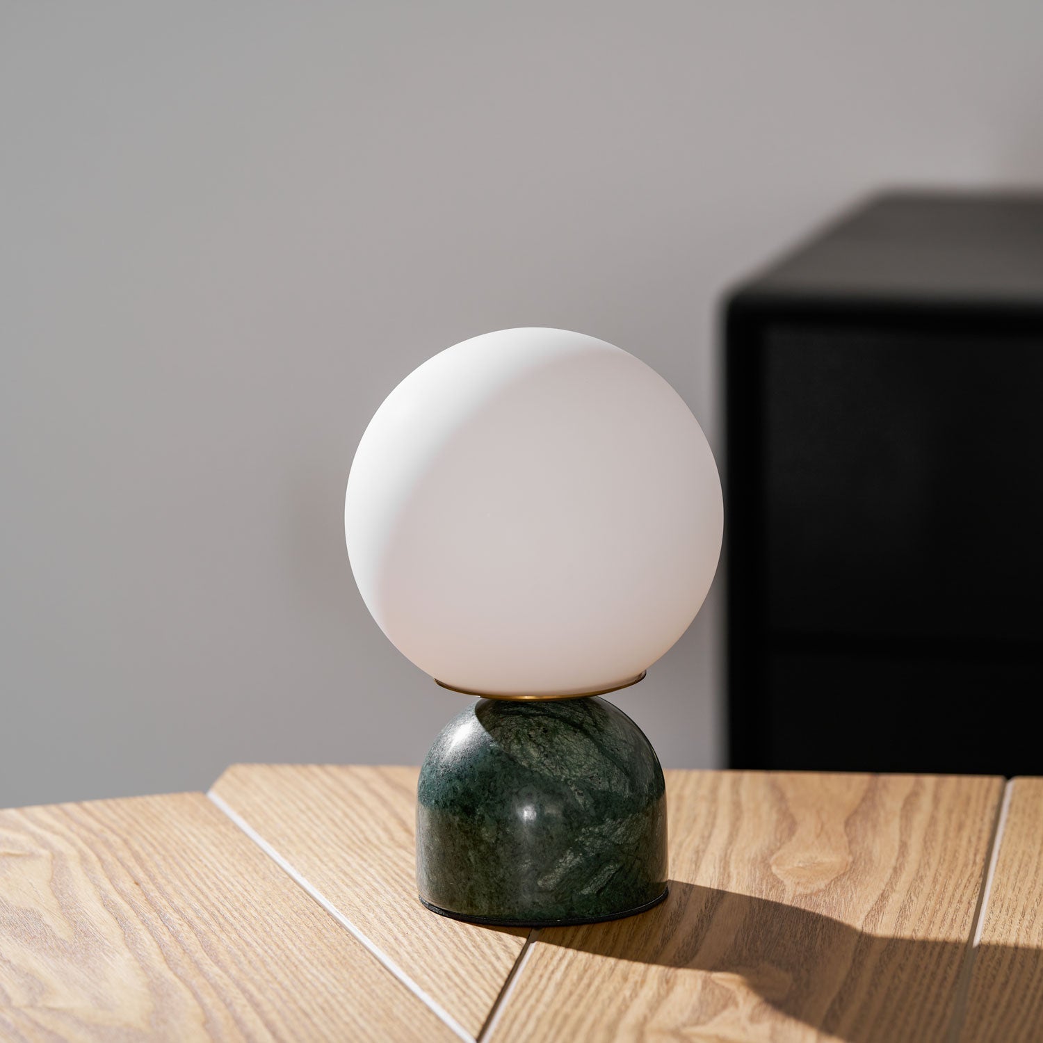 Dirella - Lampada da tavolo sferica in marmo contemporanea