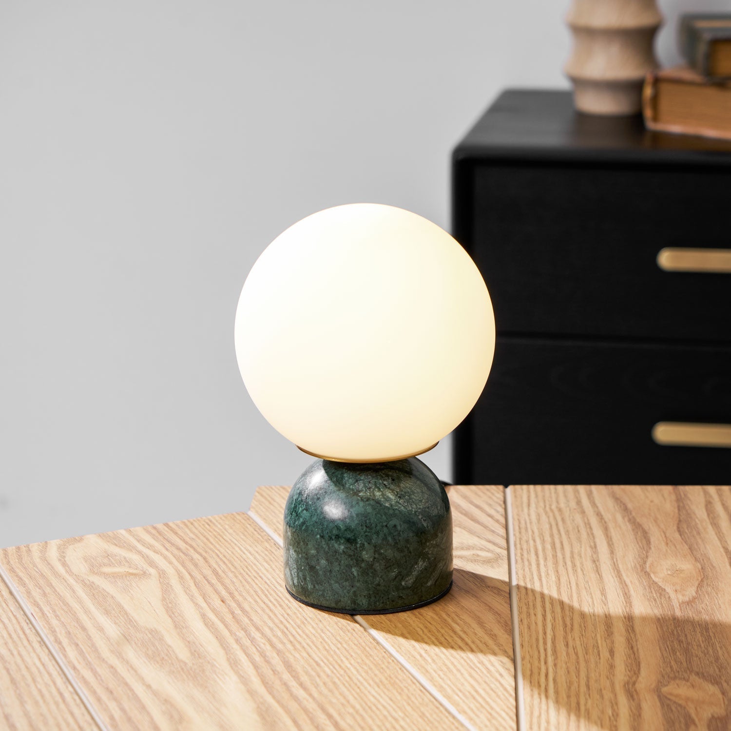Dirella - Lampada da tavolo sferica in marmo contemporanea