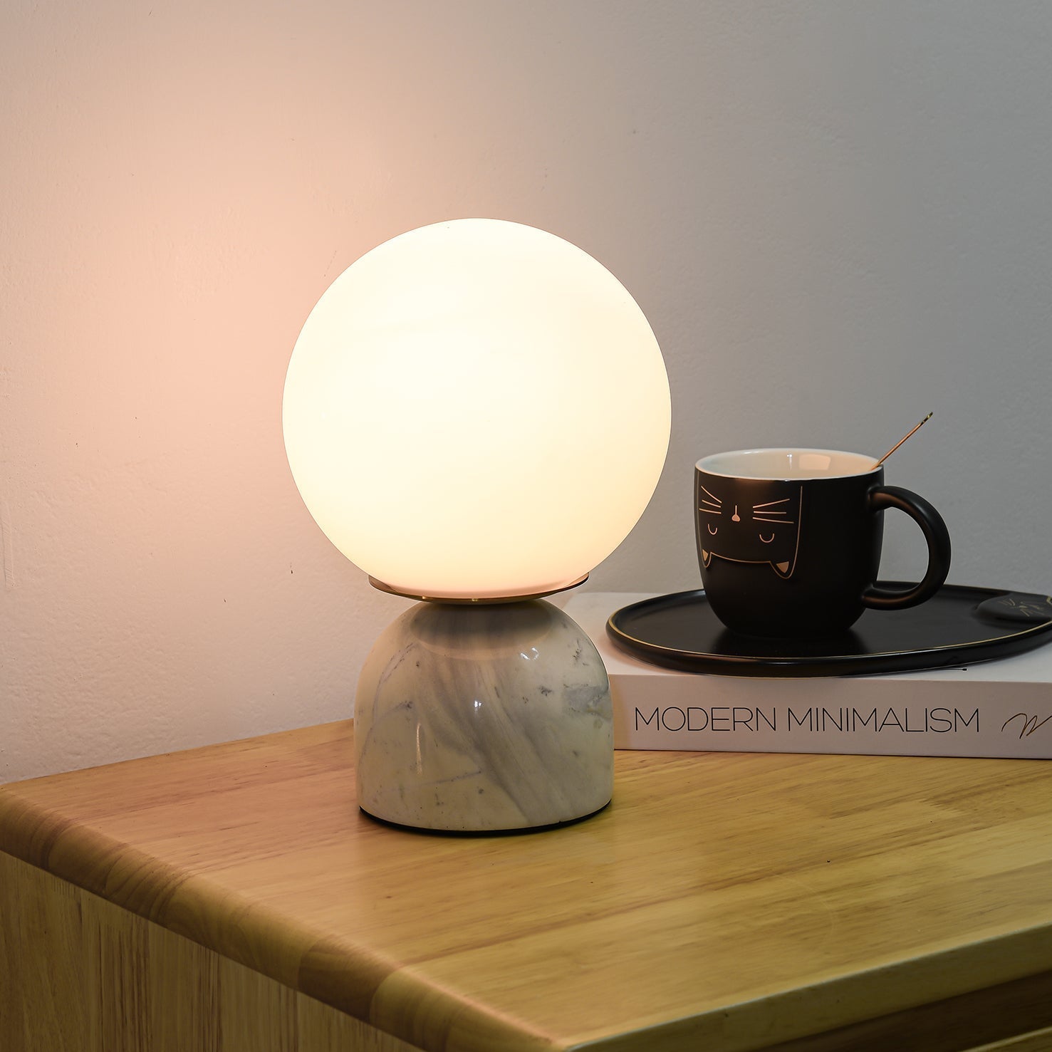 Dirella - Lampada da tavolo sferica in marmo contemporanea