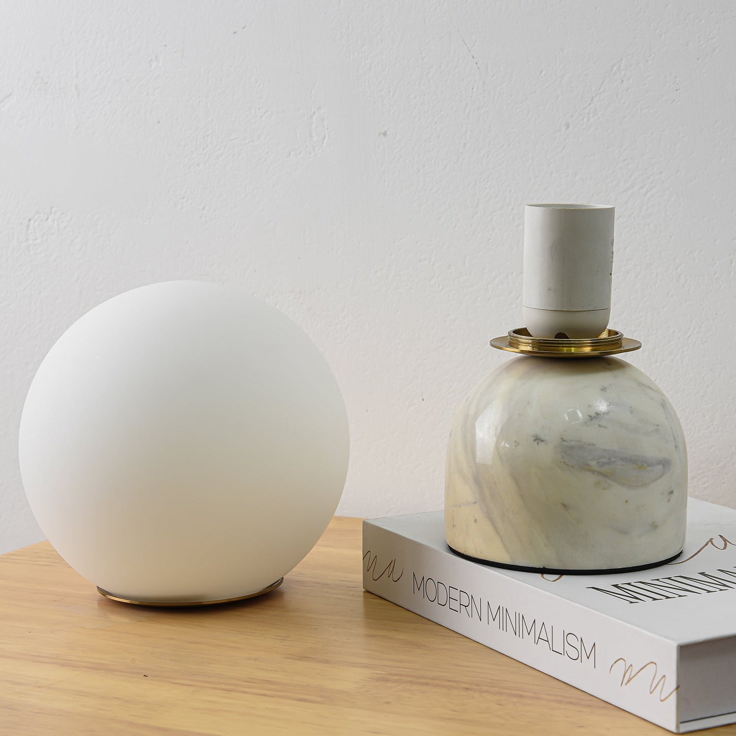 Dirella - Lampada da tavolo sferica in marmo contemporanea