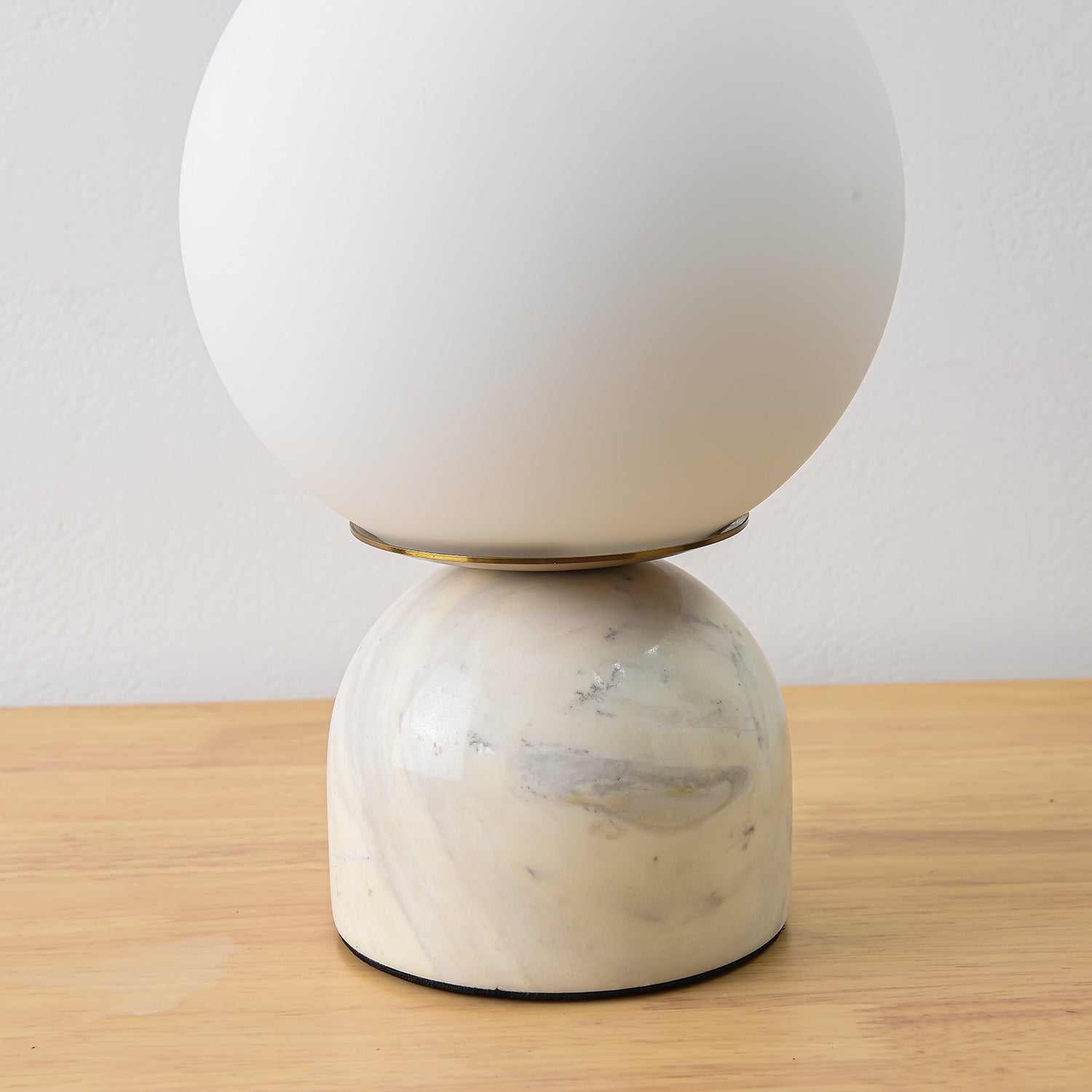 Dirella - Lampada da tavolo sferica in marmo contemporanea