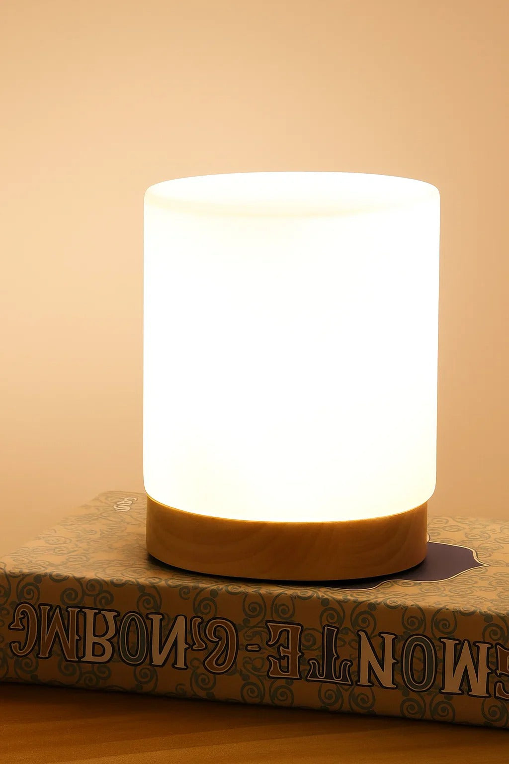 Lempora - LED stolní lampa s dřevěným podstavcem