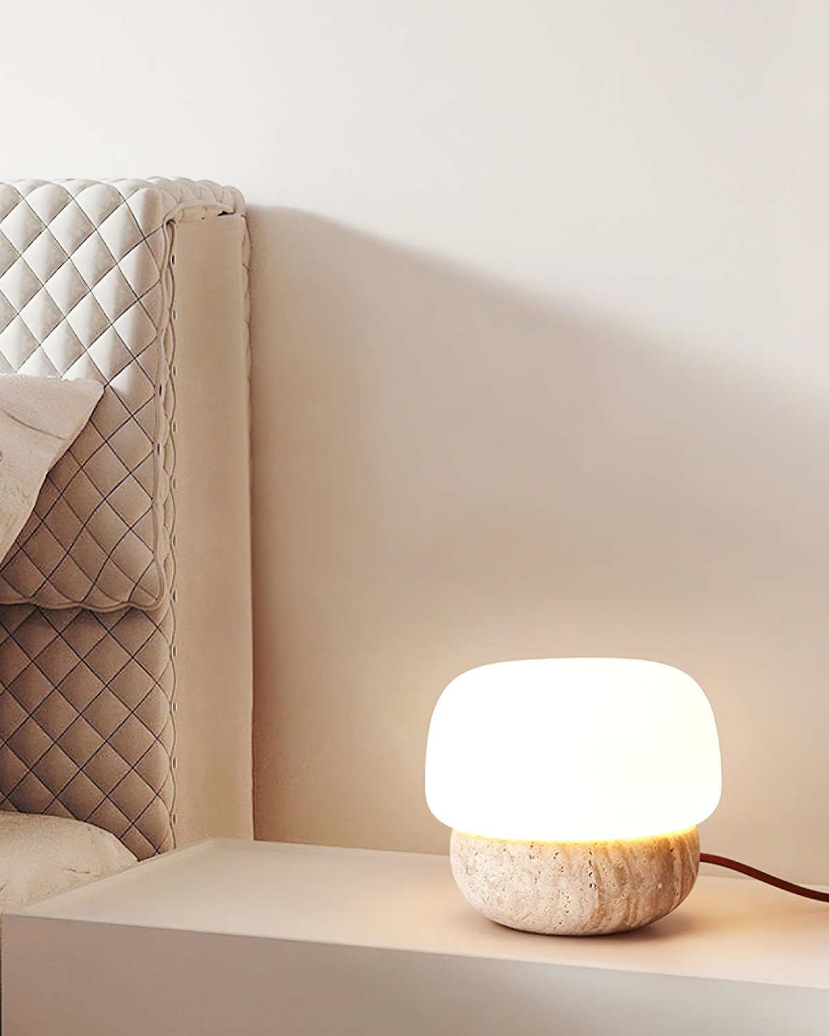 Travura – Stolní lampa z travertinu