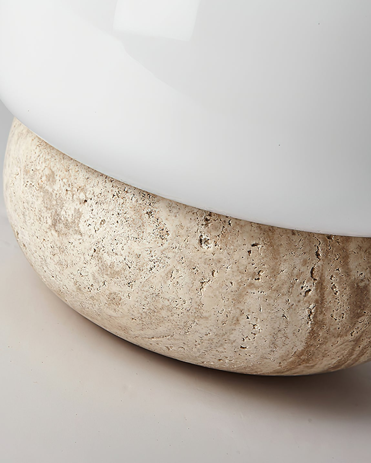 Travura – Stolní lampa z travertinu