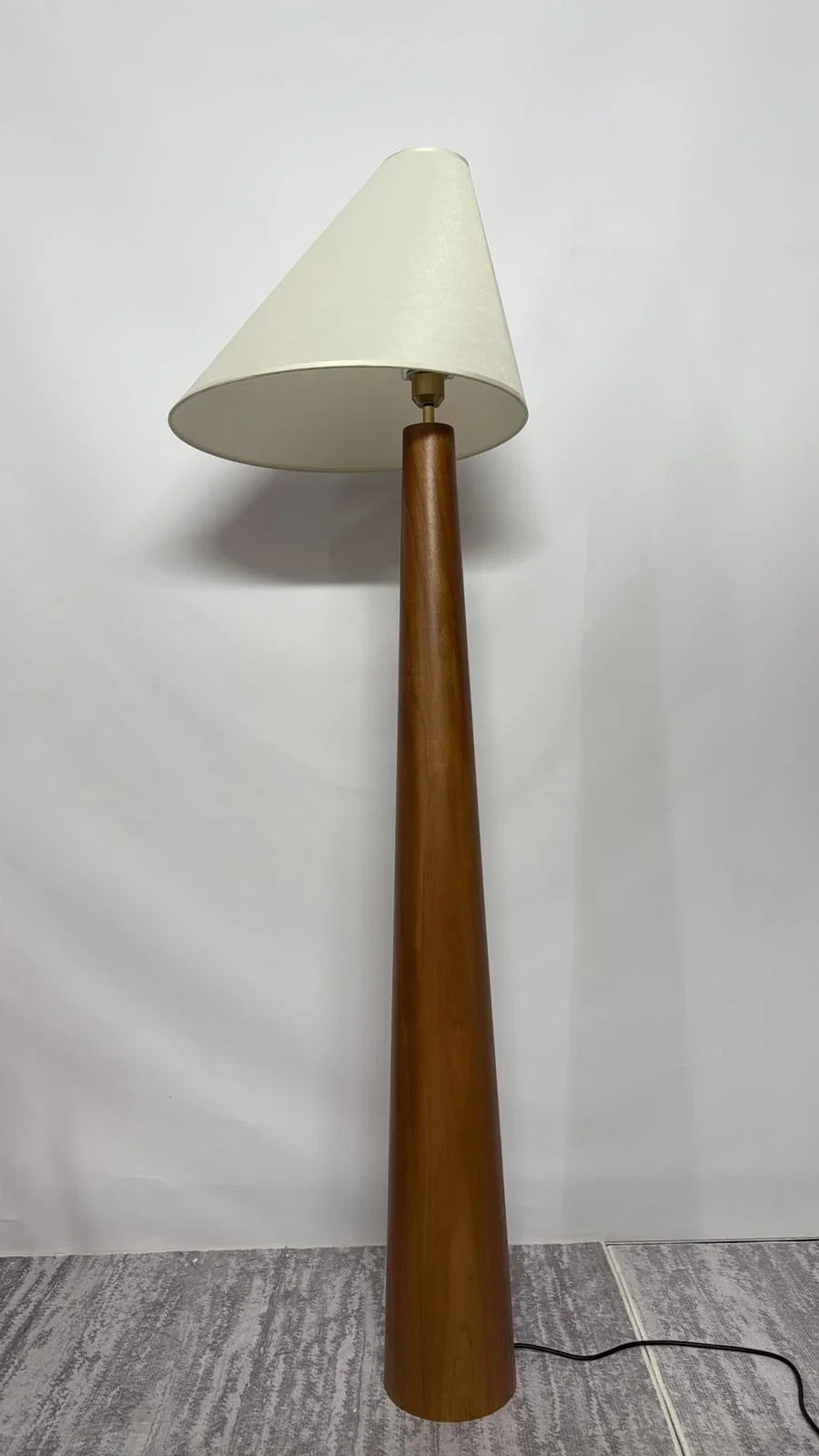 Theryn – Bonfilia Gulvlampe i Træ