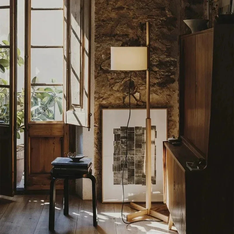 Luvera – Eg og Hvid Minimalistisk Gulvlampe