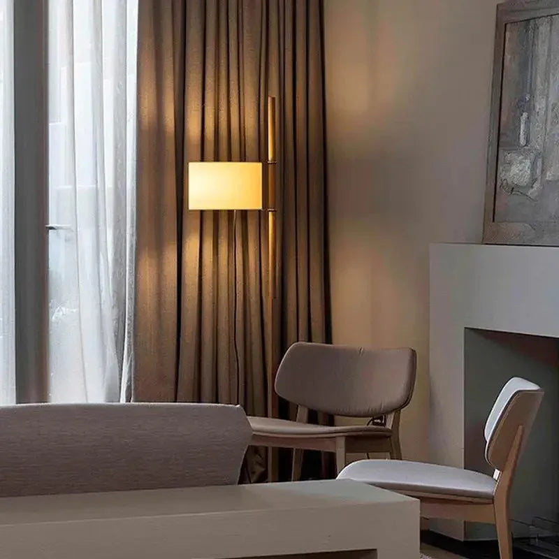 Luvera – Lampada da terra minimalista in quercia e bianco