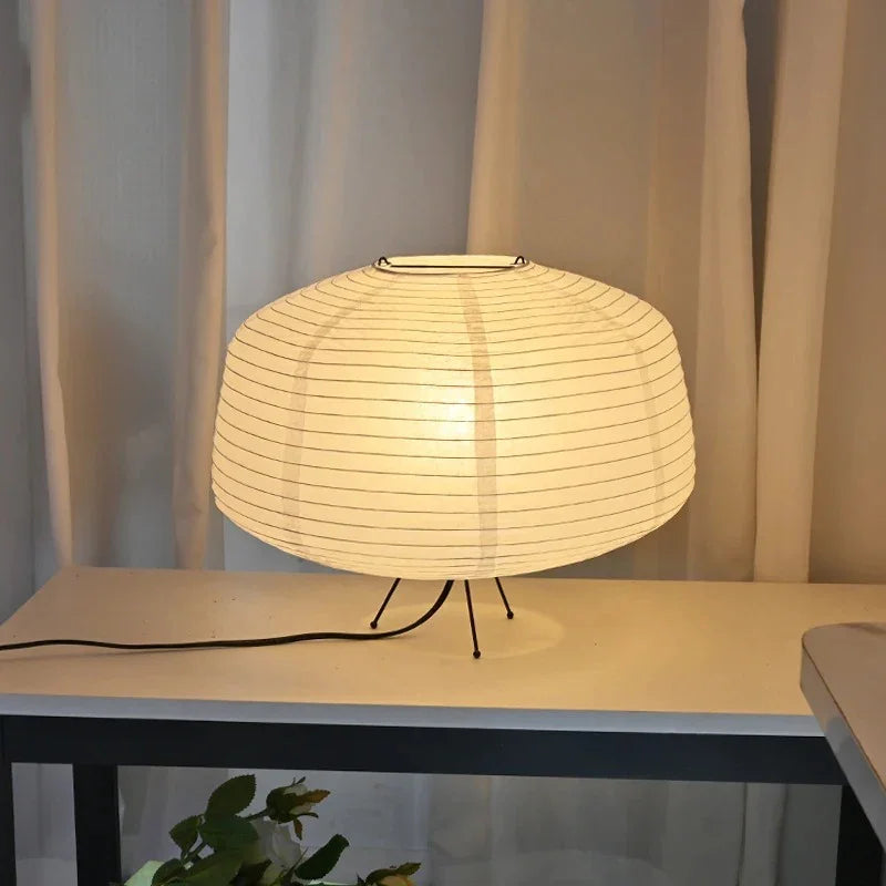 Isanei – Minimalistická stolní lampa z papíru