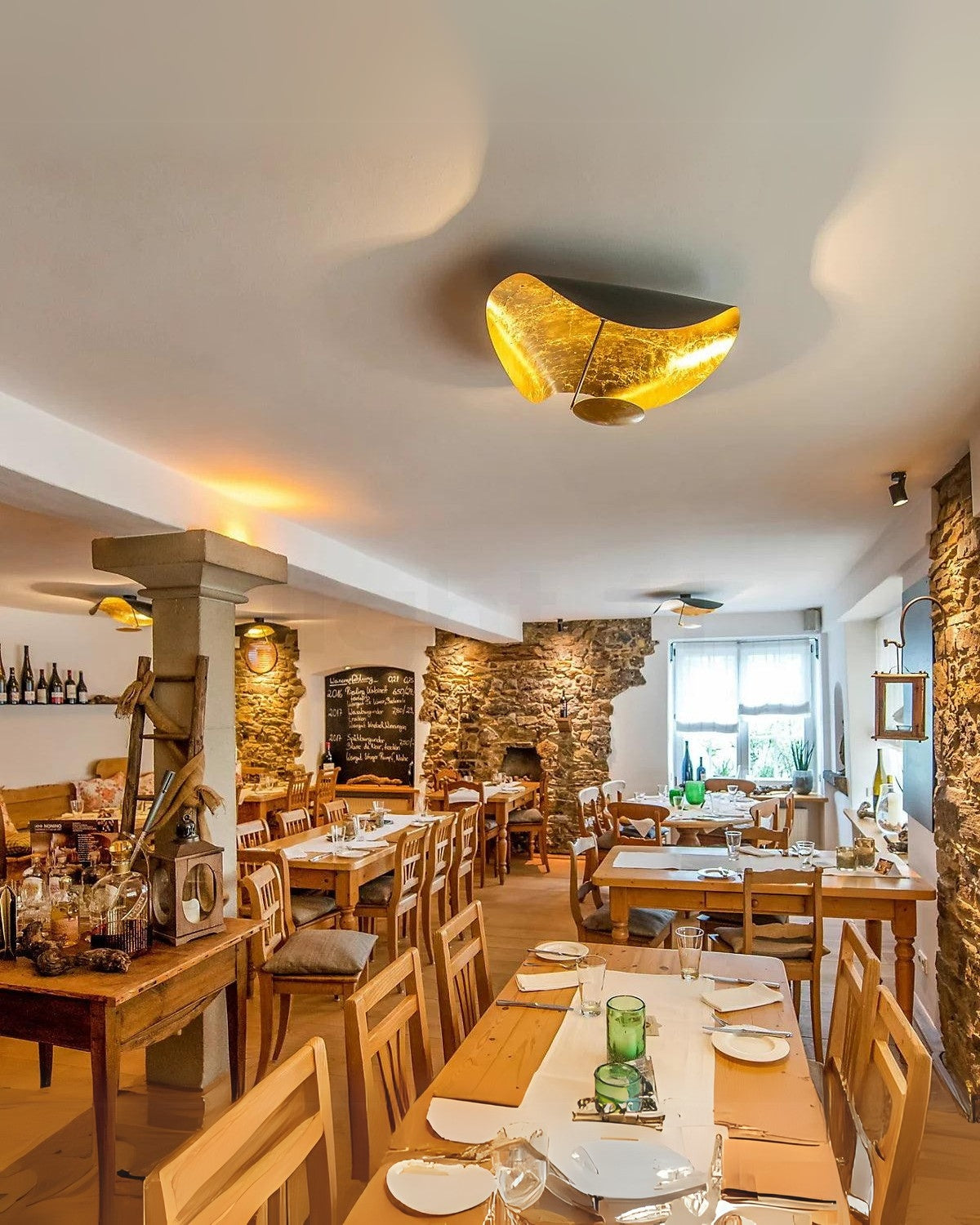 Solmira – A Napfény Tükrének Szoborszerű Mennyezeti Lámpája Aranyos Fényjátékkal