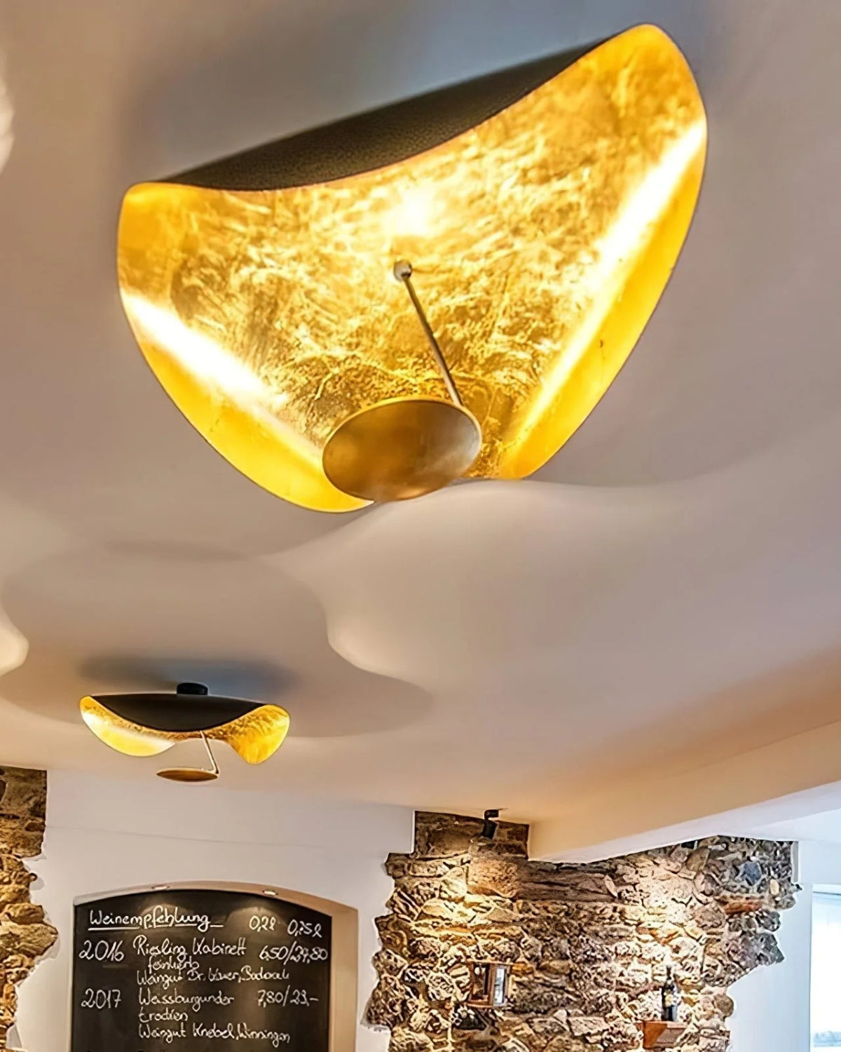 Solmira – A Napfény Tükrének Szoborszerű Mennyezeti Lámpája Aranyos Fényjátékkal