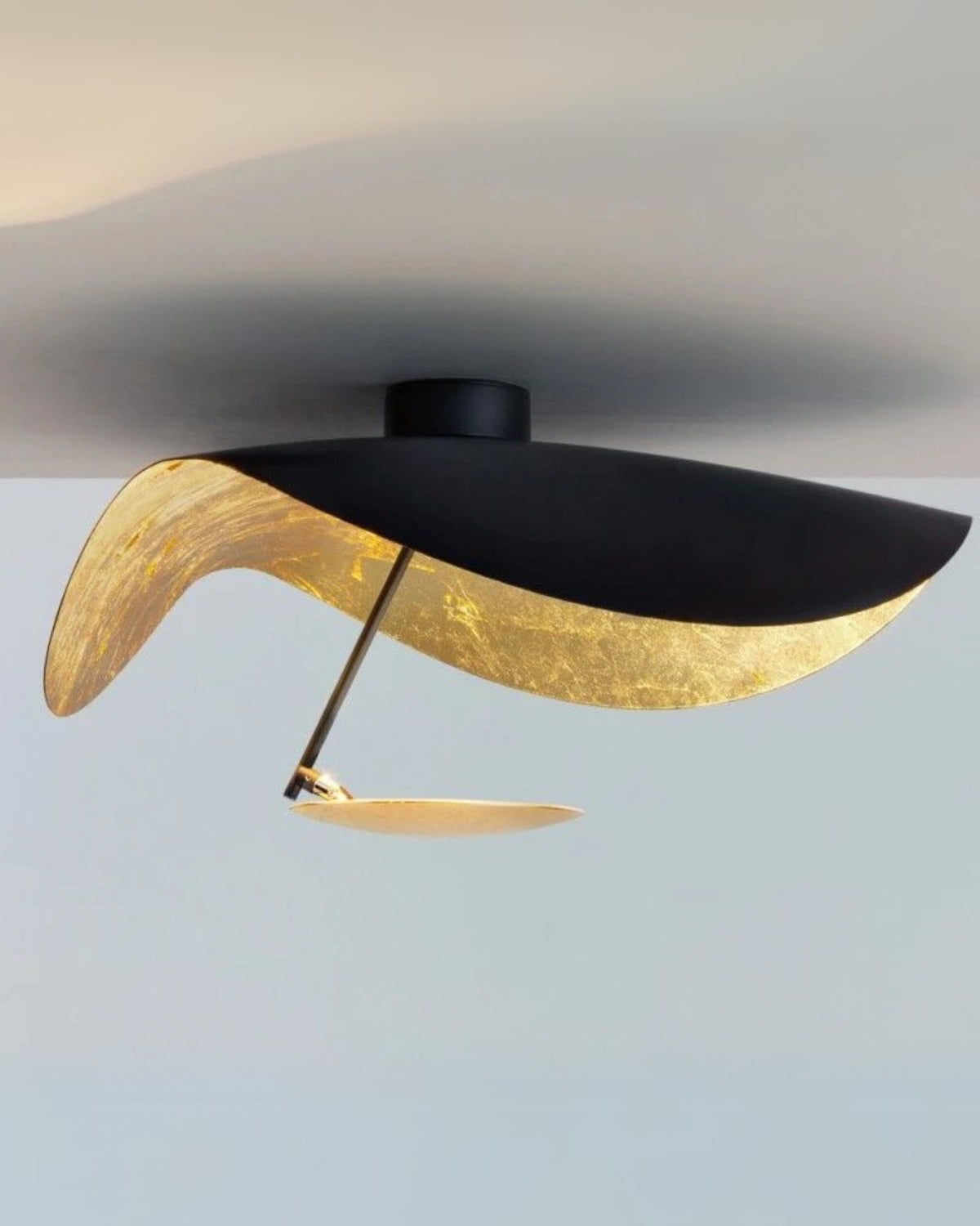 Solmira – A Napfény Tükrének Szoborszerű Mennyezeti Lámpája Aranyos Fényjátékkal