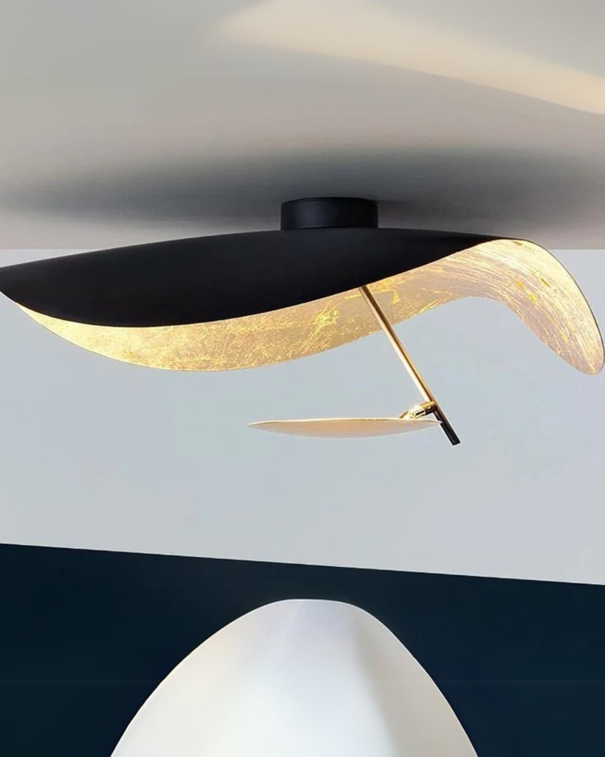 Solmira – A Napfény Tükrének Szoborszerű Mennyezeti Lámpája Aranyos Fényjátékkal