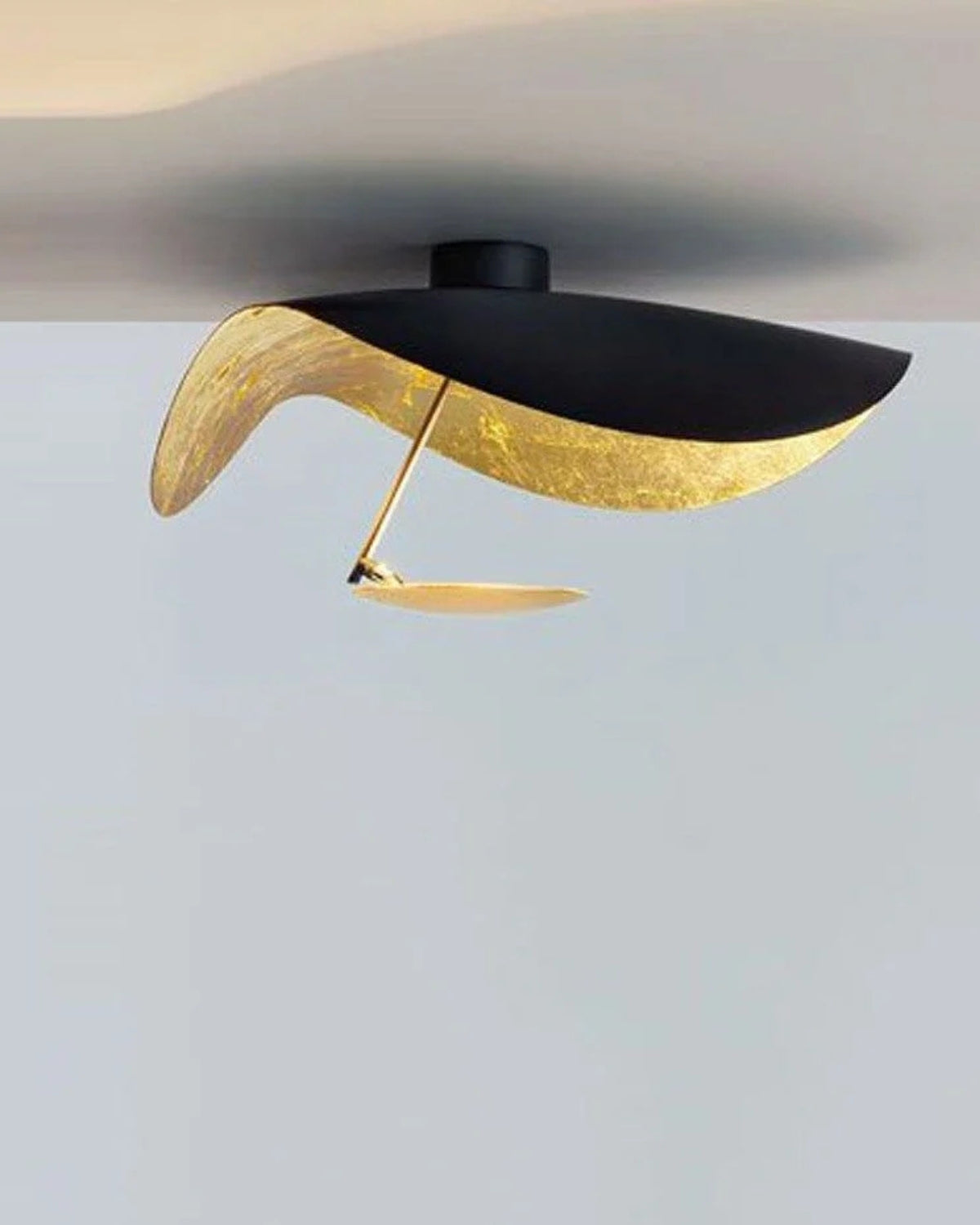 Solmira – A Napfény Tükrének Szoborszerű Mennyezeti Lámpája Aranyos Fényjátékkal