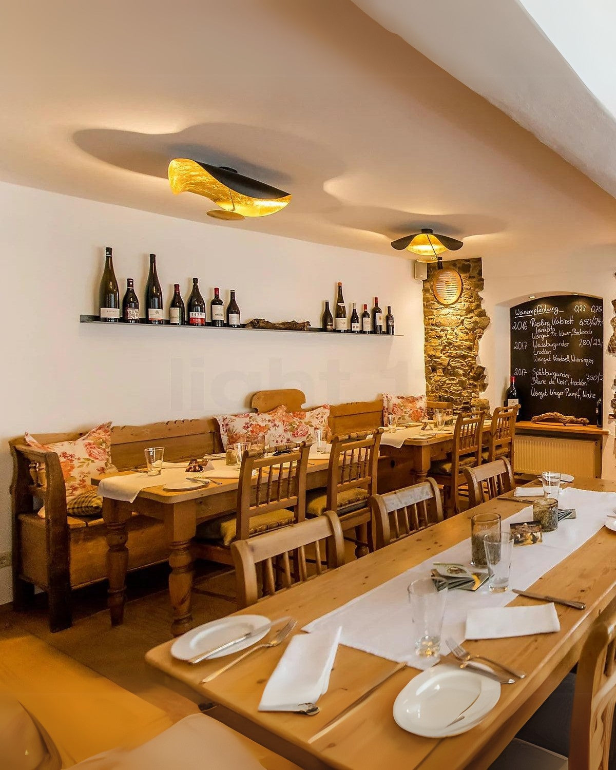 Solmira – A Napfény Tükrének Szoborszerű Mennyezeti Lámpája Aranyos Fényjátékkal