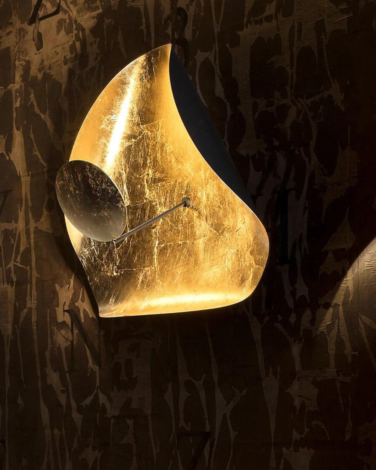 Solmira – A Napfény Tükrének Szoborszerű Mennyezeti Lámpája Aranyos Fényjátékkal