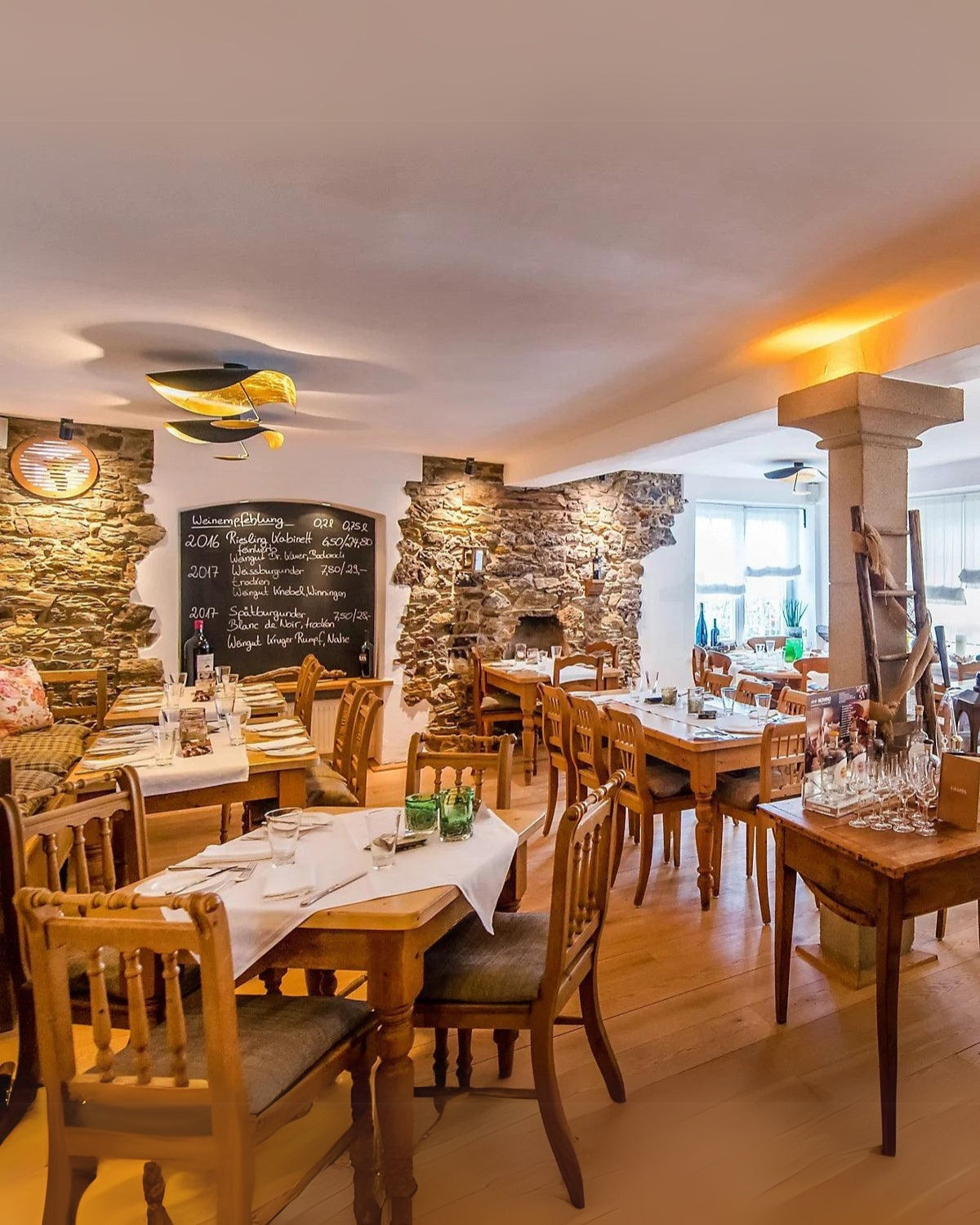 Solmira – A Napfény Tükrének Szoborszerű Mennyezeti Lámpája Aranyos Fényjátékkal