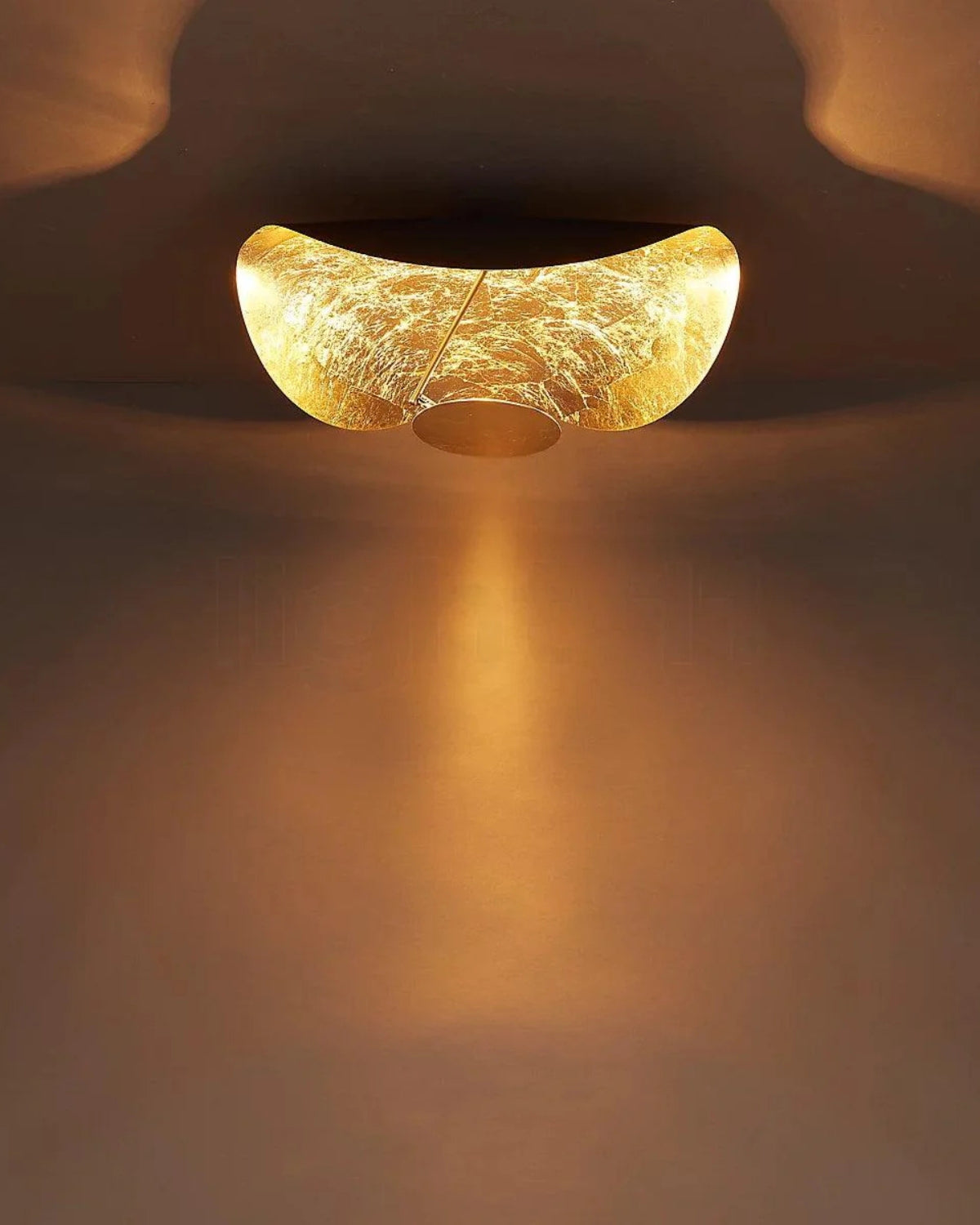 Solmira – A Napfény Tükrének Szoborszerű Mennyezeti Lámpája Aranyos Fényjátékkal