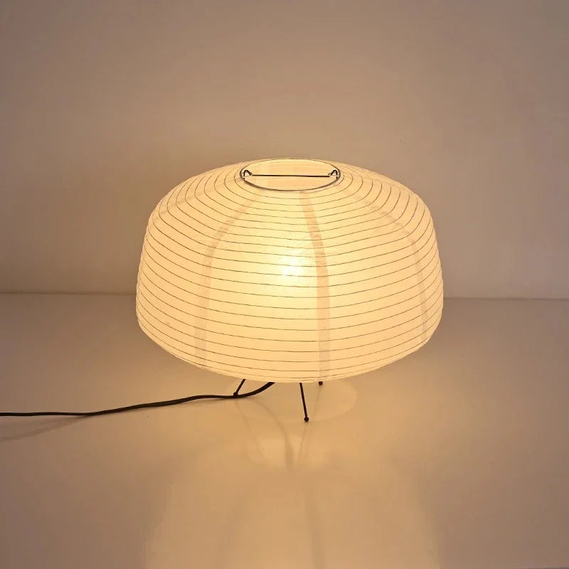 Isanei – Minimalistická stolní lampa z papíru