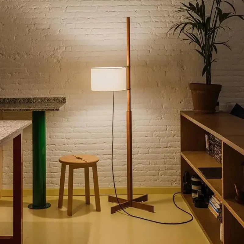 Luvera – Lampada da terra minimalista in quercia e bianco