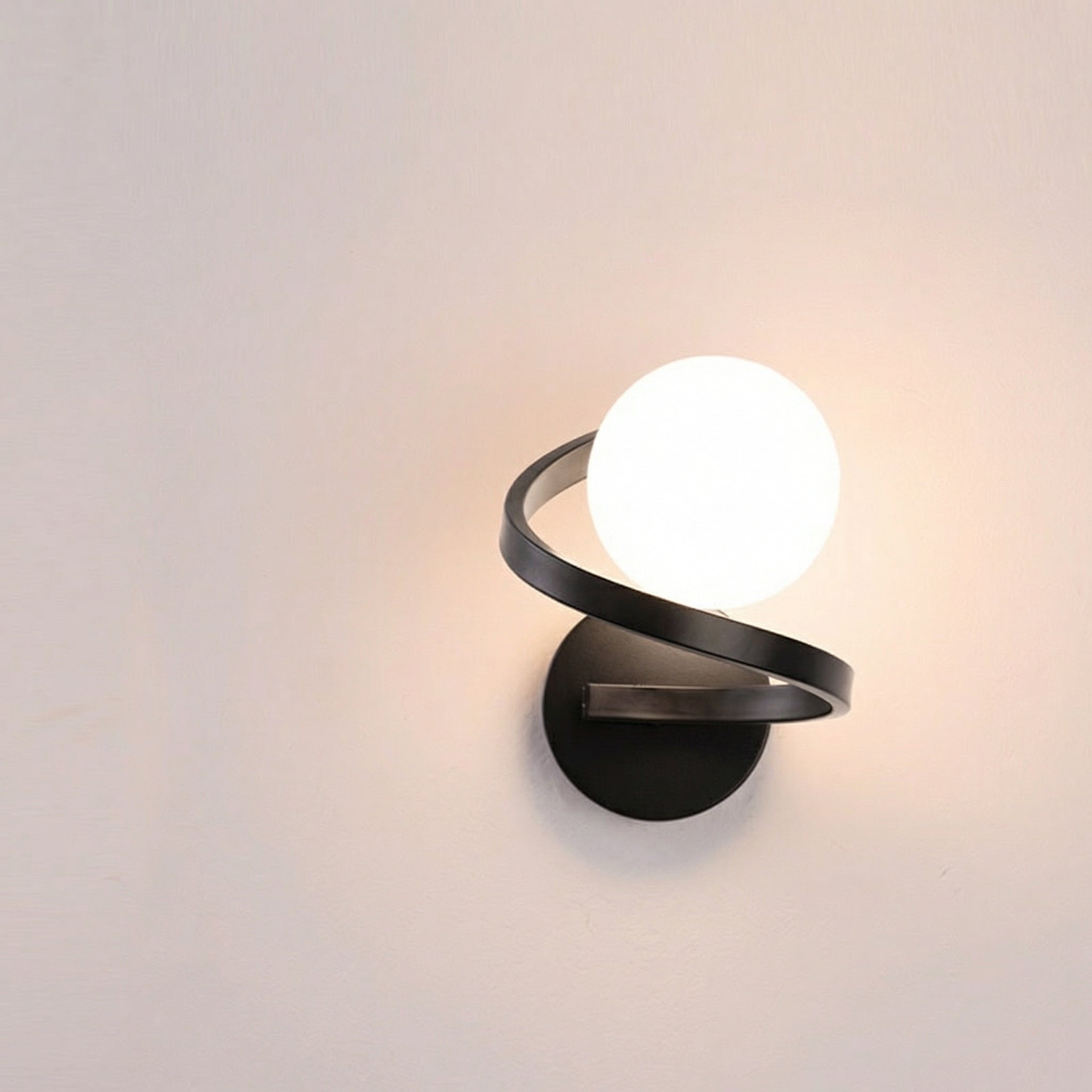 Spiravon – Lampe murale en verre spirale noire